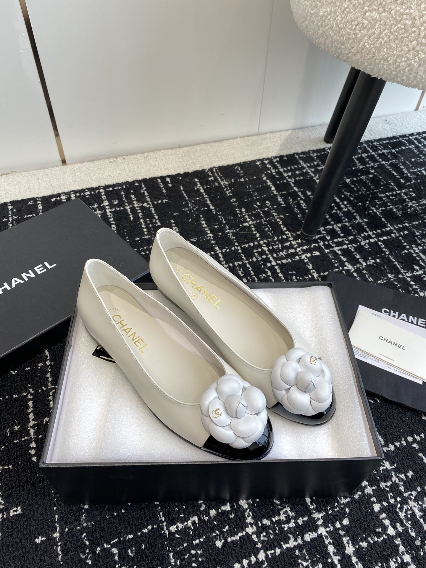 ua Ch*el ballet flats
