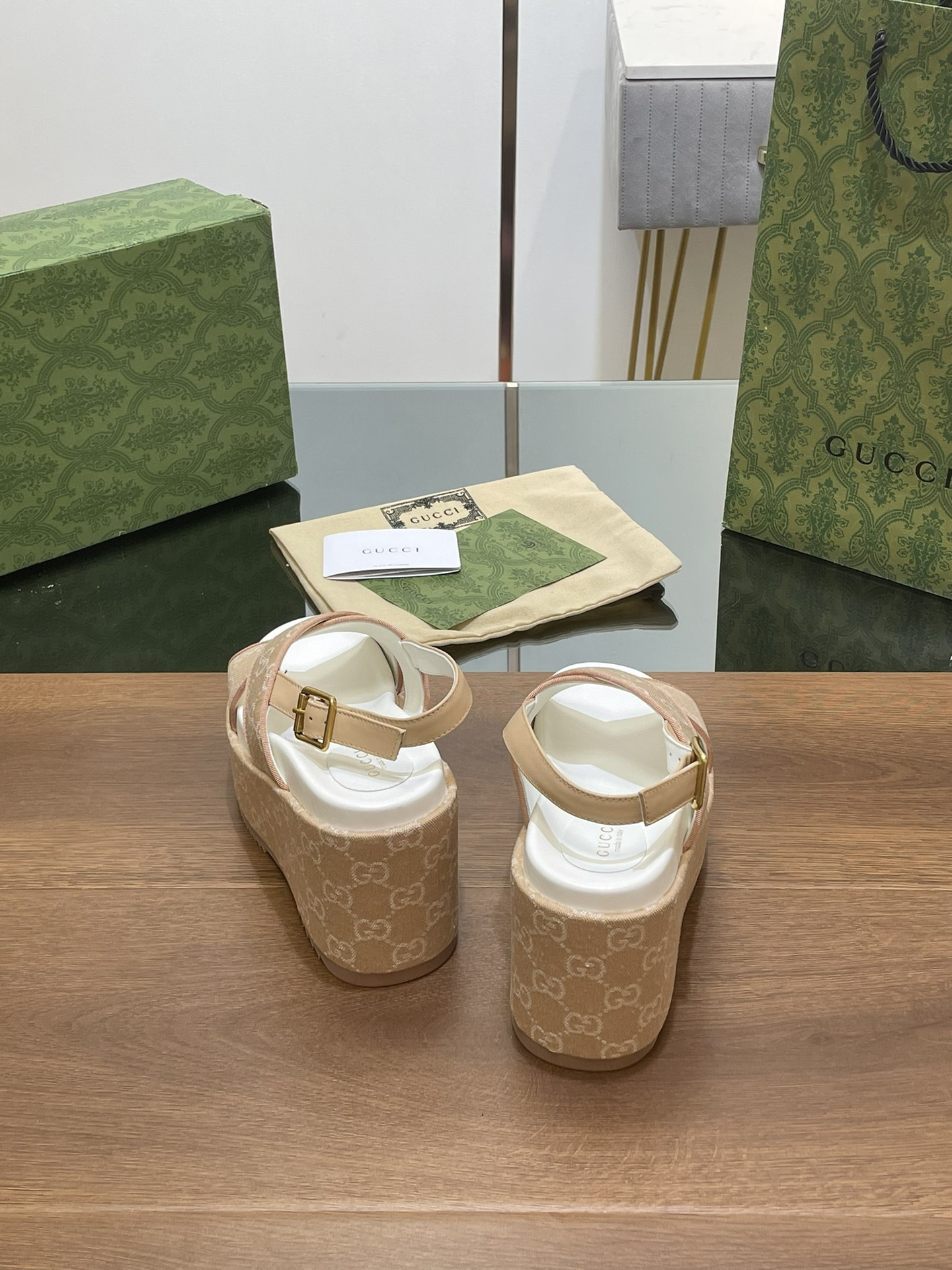 ua G*u*i women