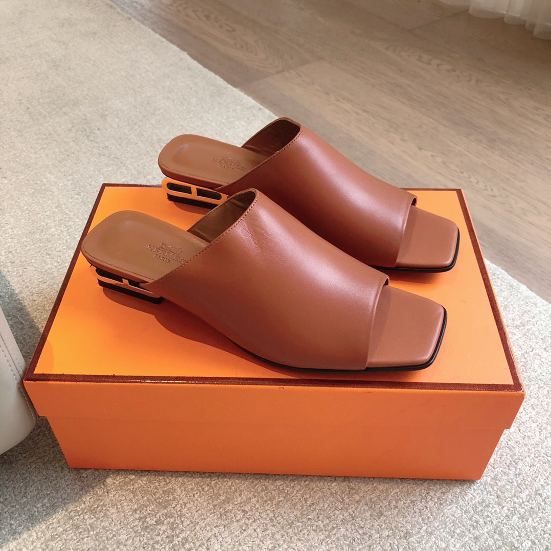 ua H**mes sandal