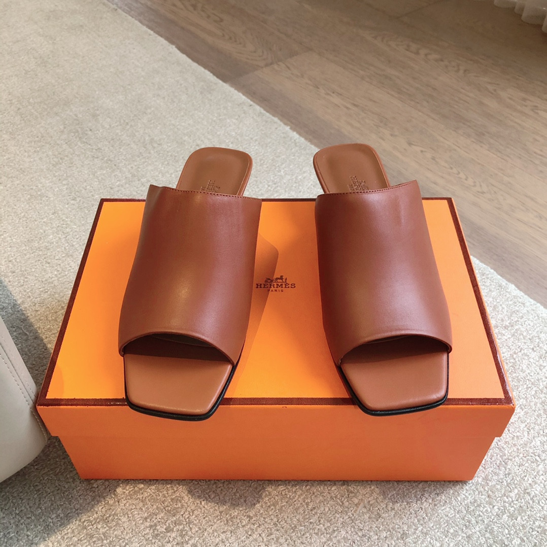 ua H**mes sandal