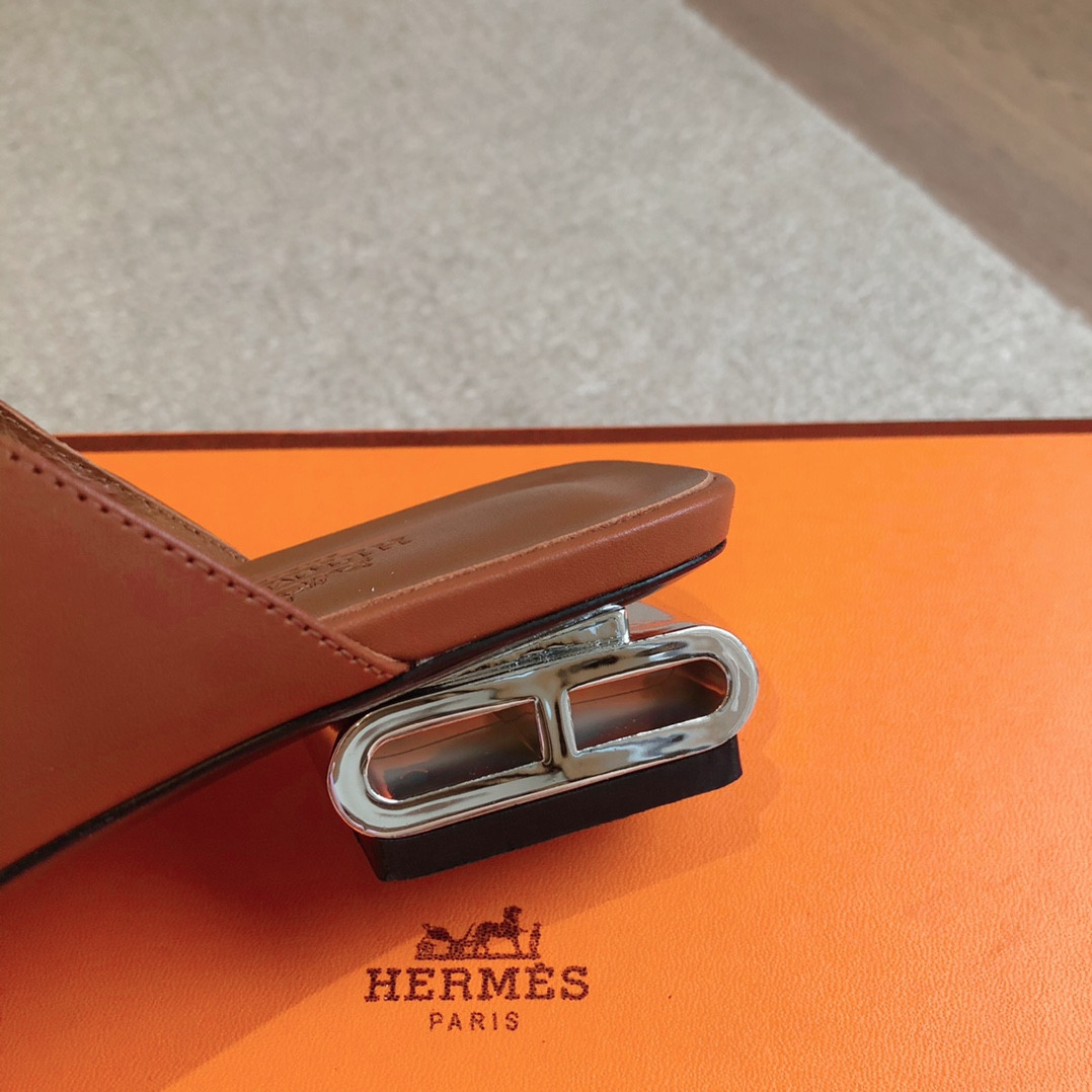 ua H**mes sandal
