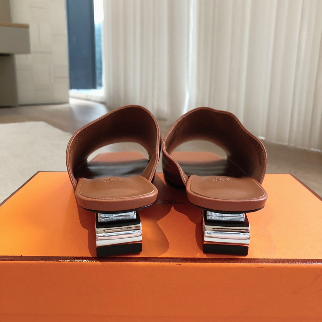 ua H**mes sandal
