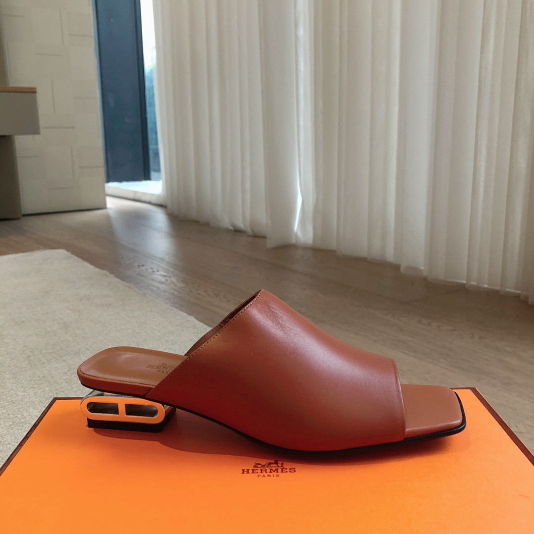 ua H**mes sandal
