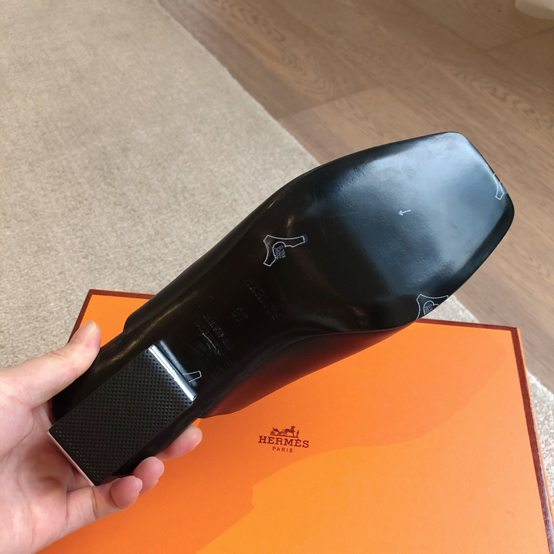 ua H**mes sandal