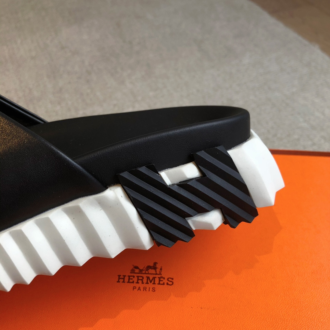 ua H**mes infra sandal