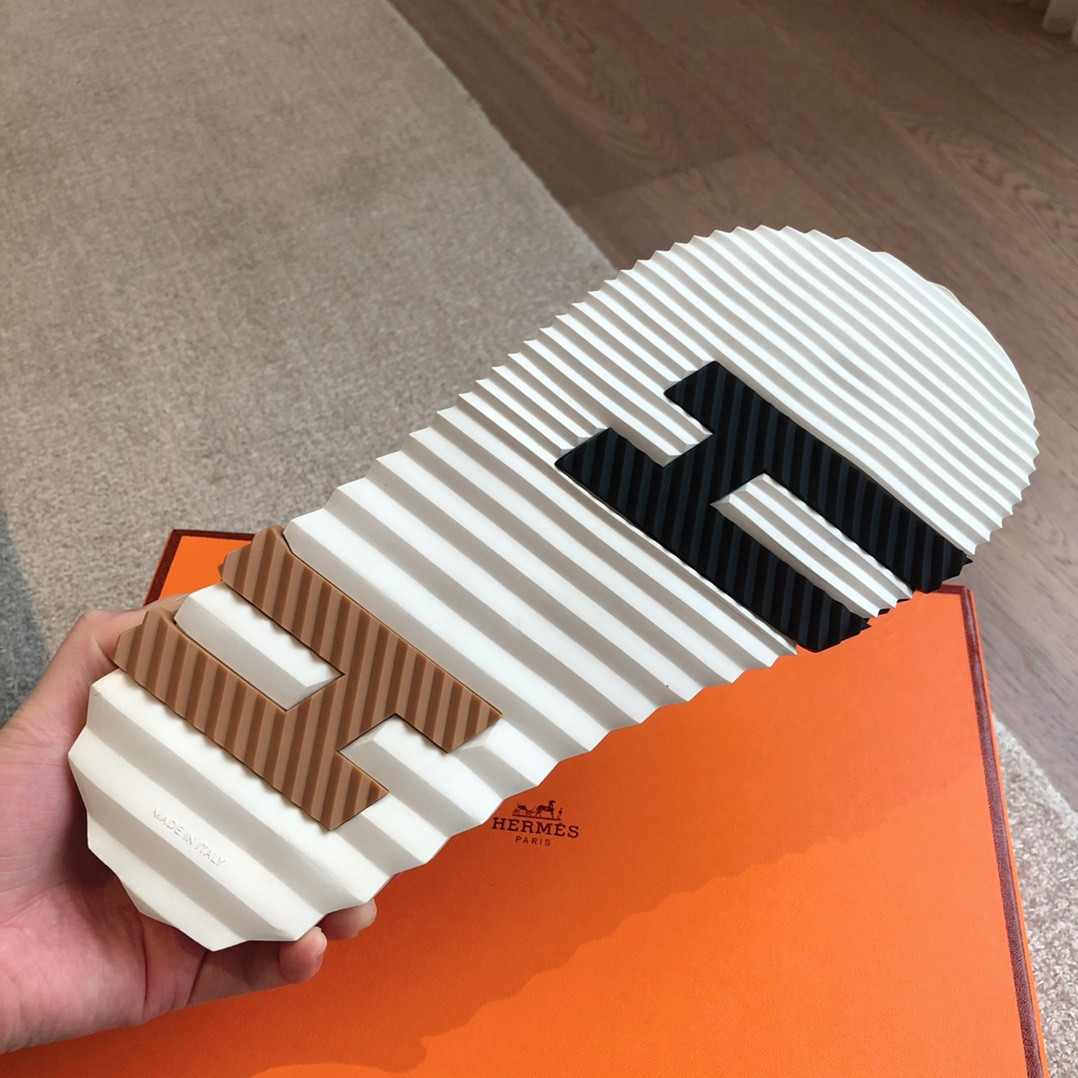 ua H**mes infra sandal