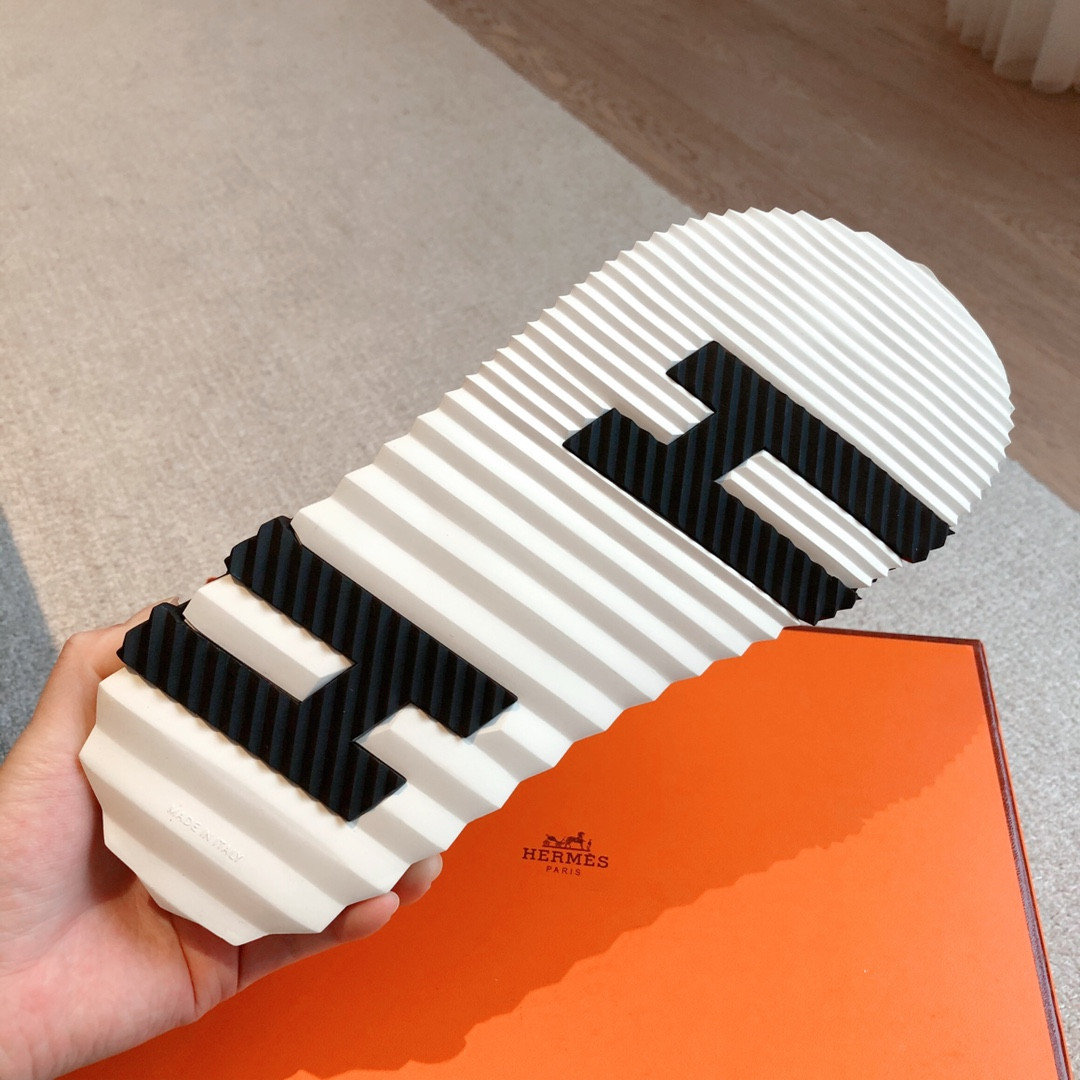 ua H**mes electric sandal