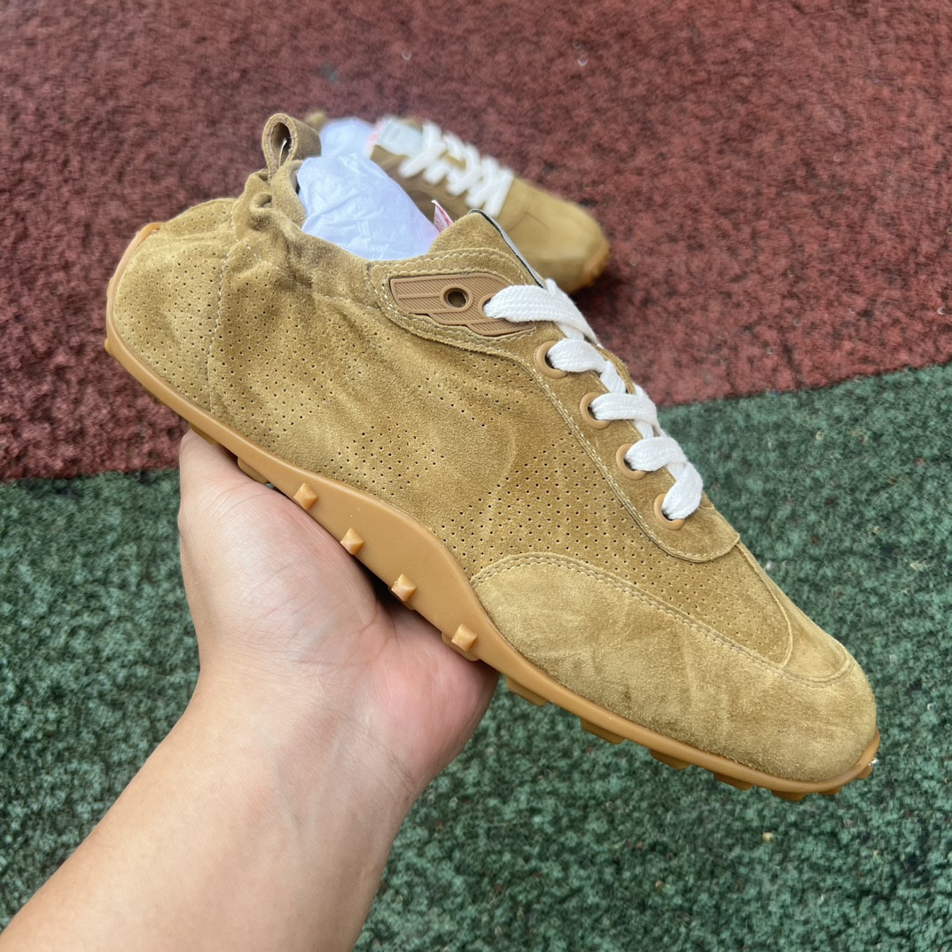 ua H**mes in sneaker