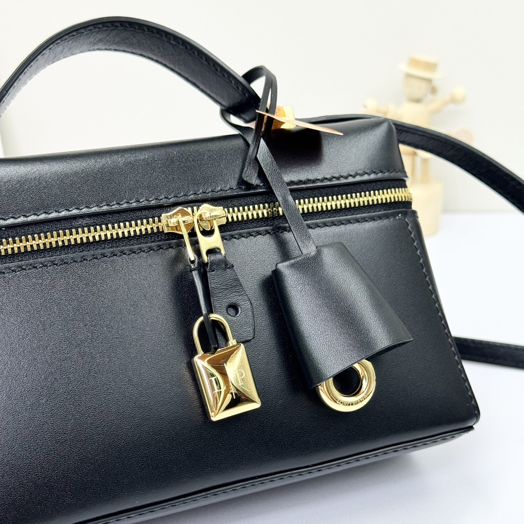 L**o p*ana extra pocket l23 smooth calfskin 23 x 12 x 7 cm