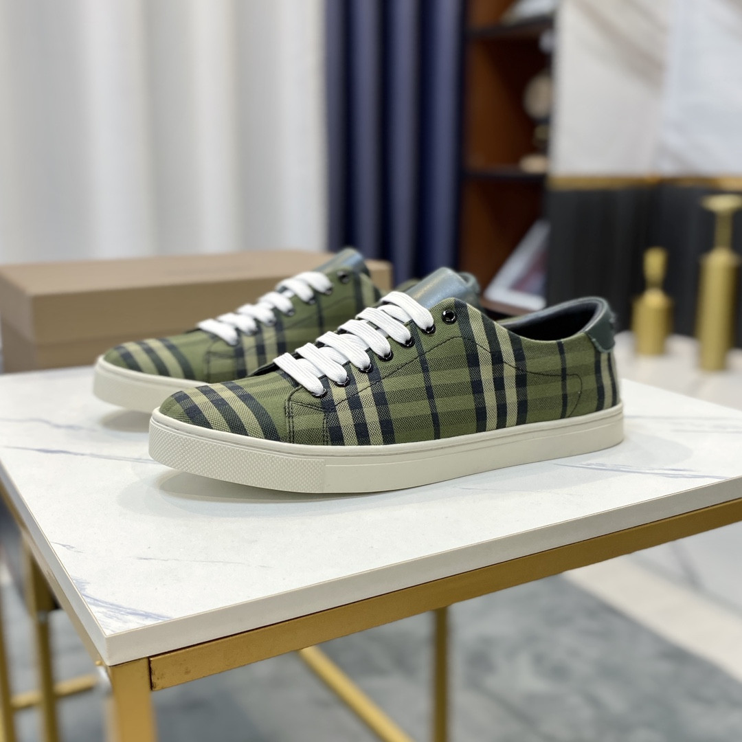 ua B**rry check and leather sneakers