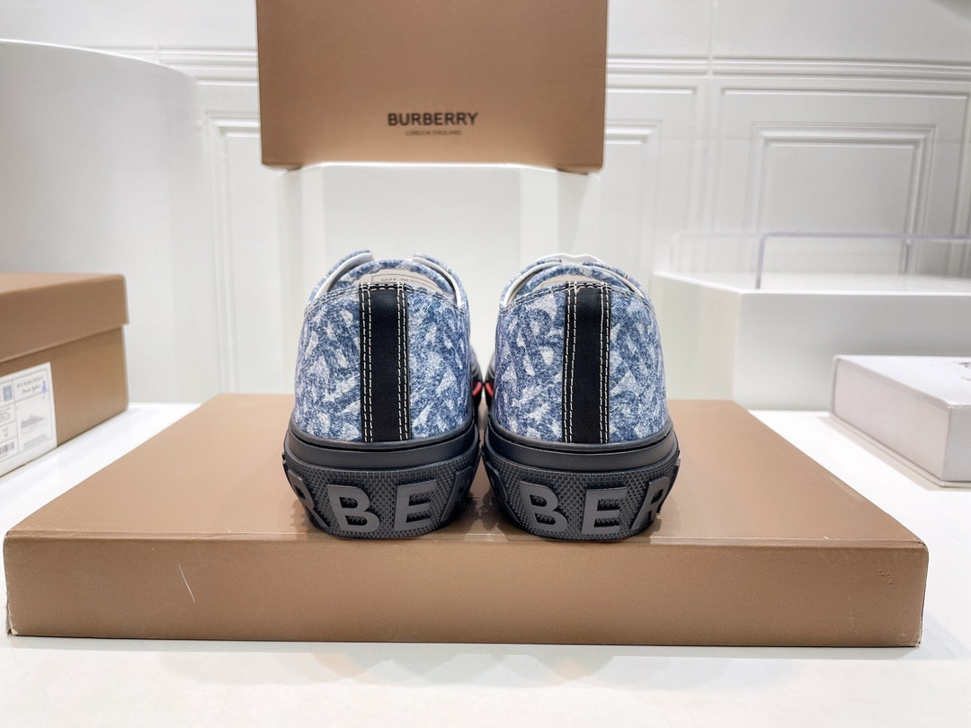 ua B**rry sneakers