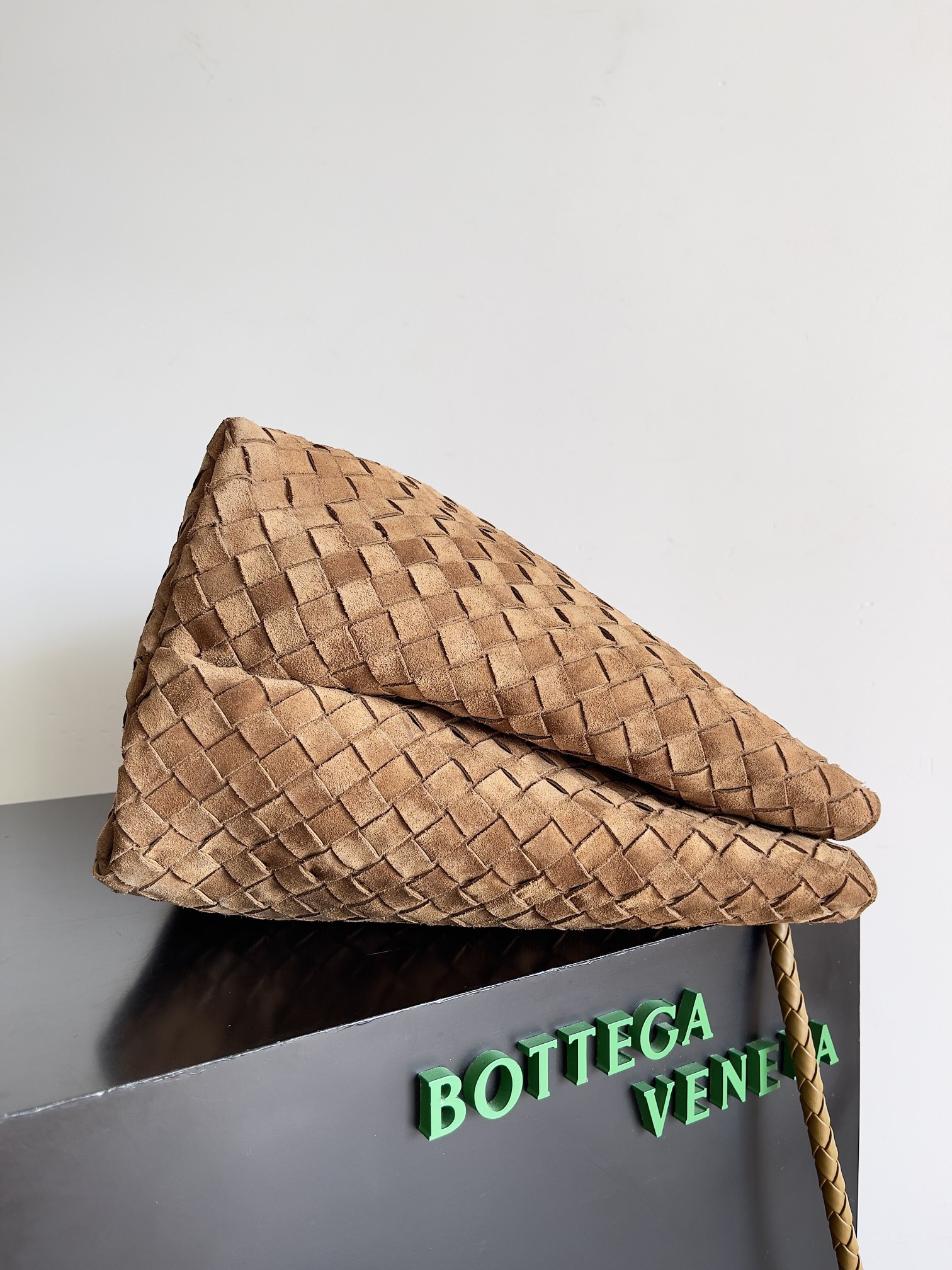 bo*te*ga Ve*ne*ta medium andiamo 32x25x11cm