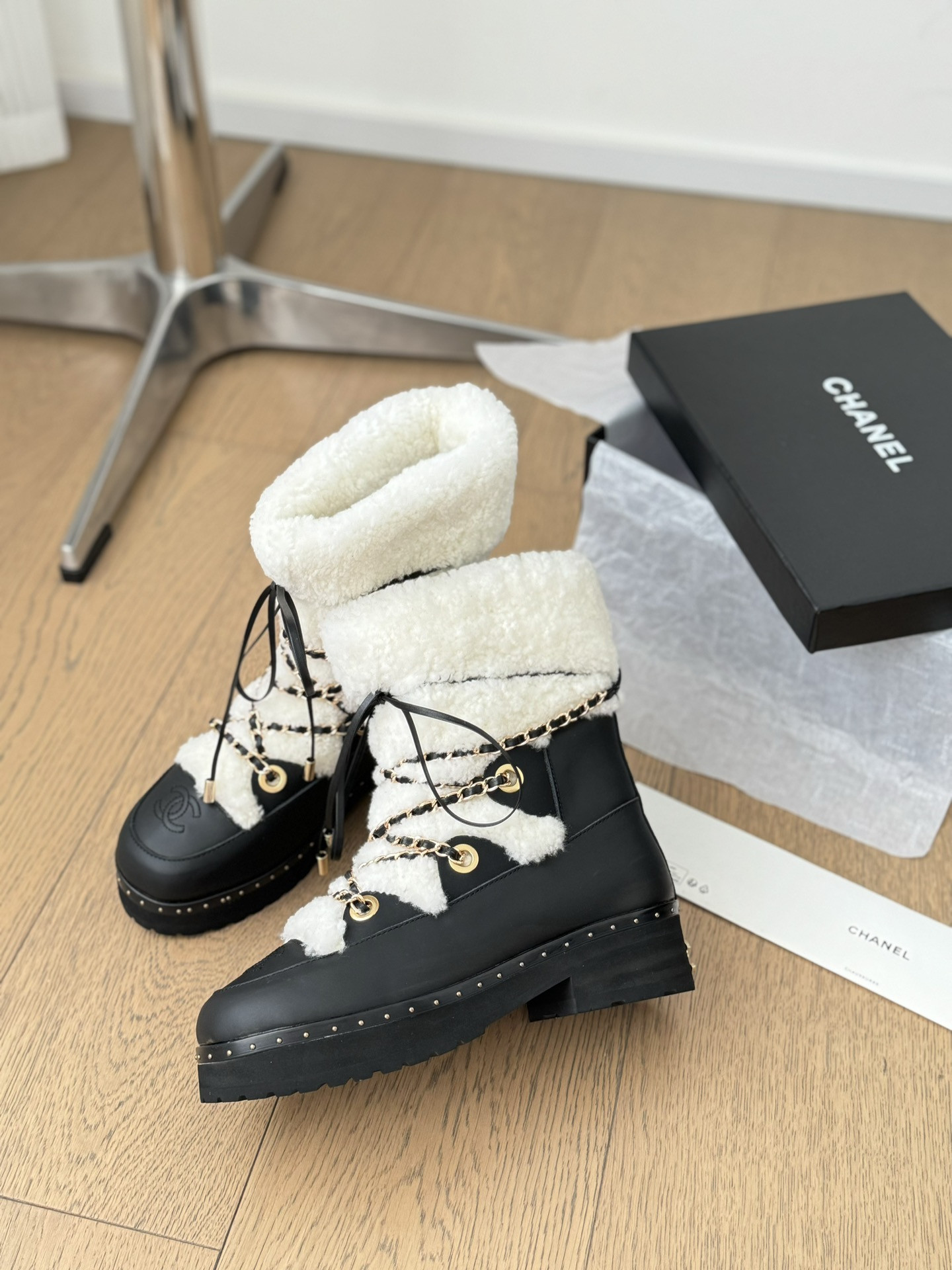 ua Ch*el snow boots