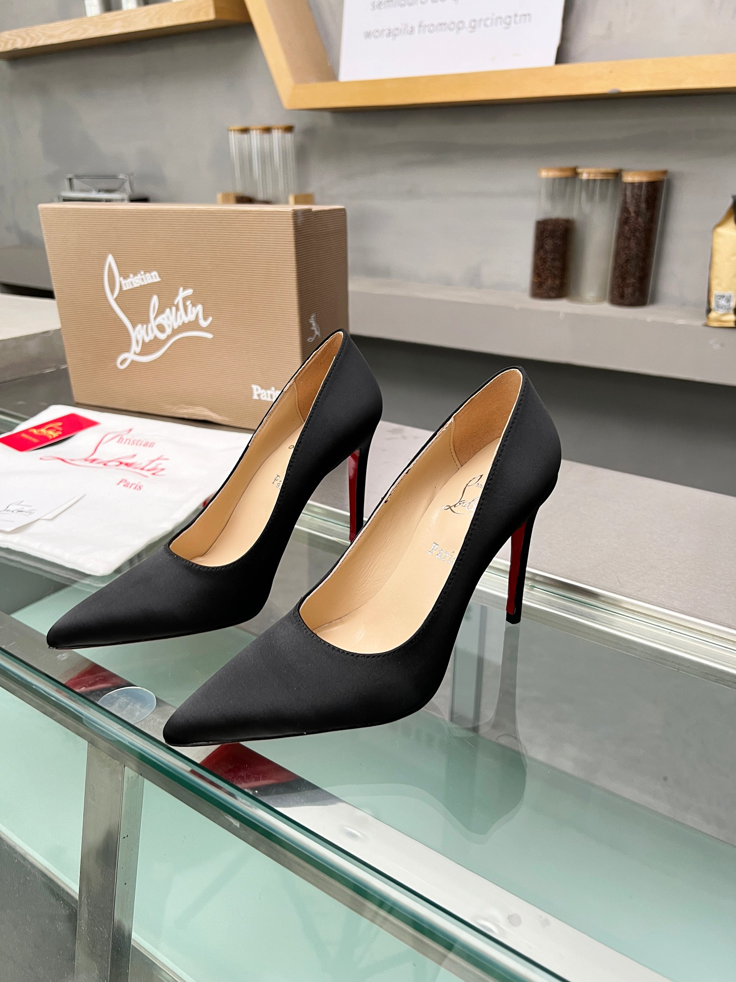 ua ch**an louboutin cl red-botT0m shoes