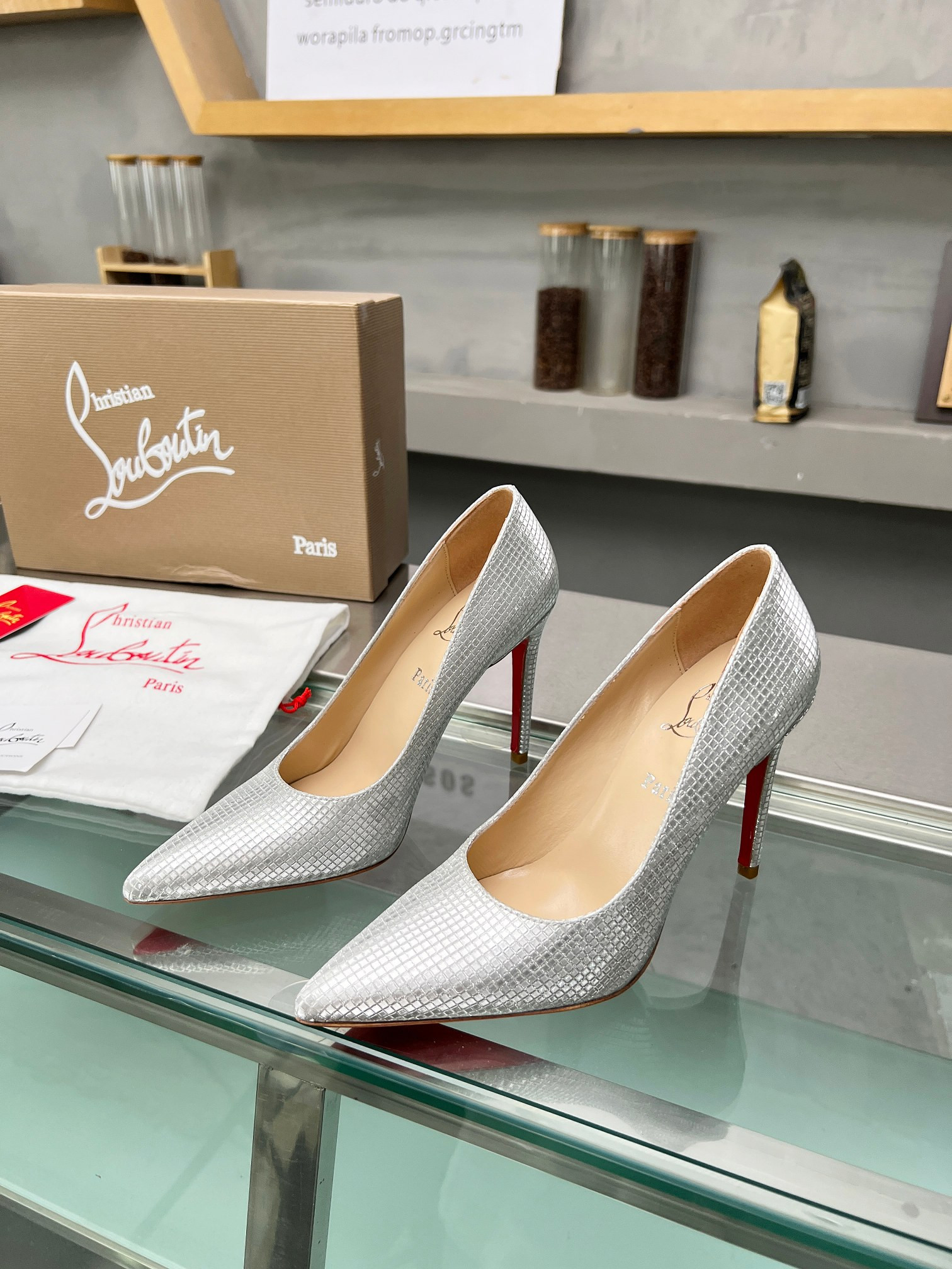 ua ch**an louboutin cl red-botT0m shoes