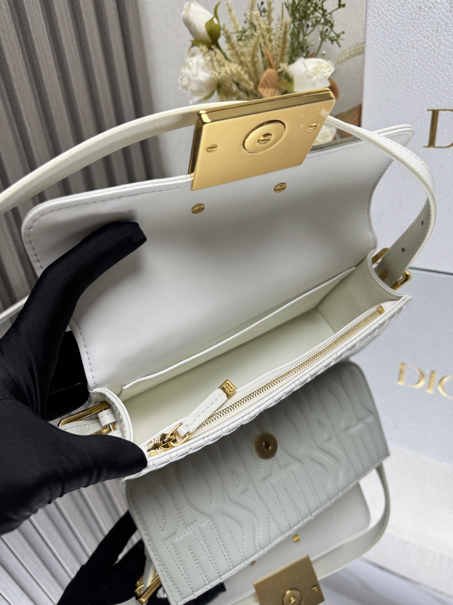 D*or miss D*or flap bag 22 x 11 x 6 cm