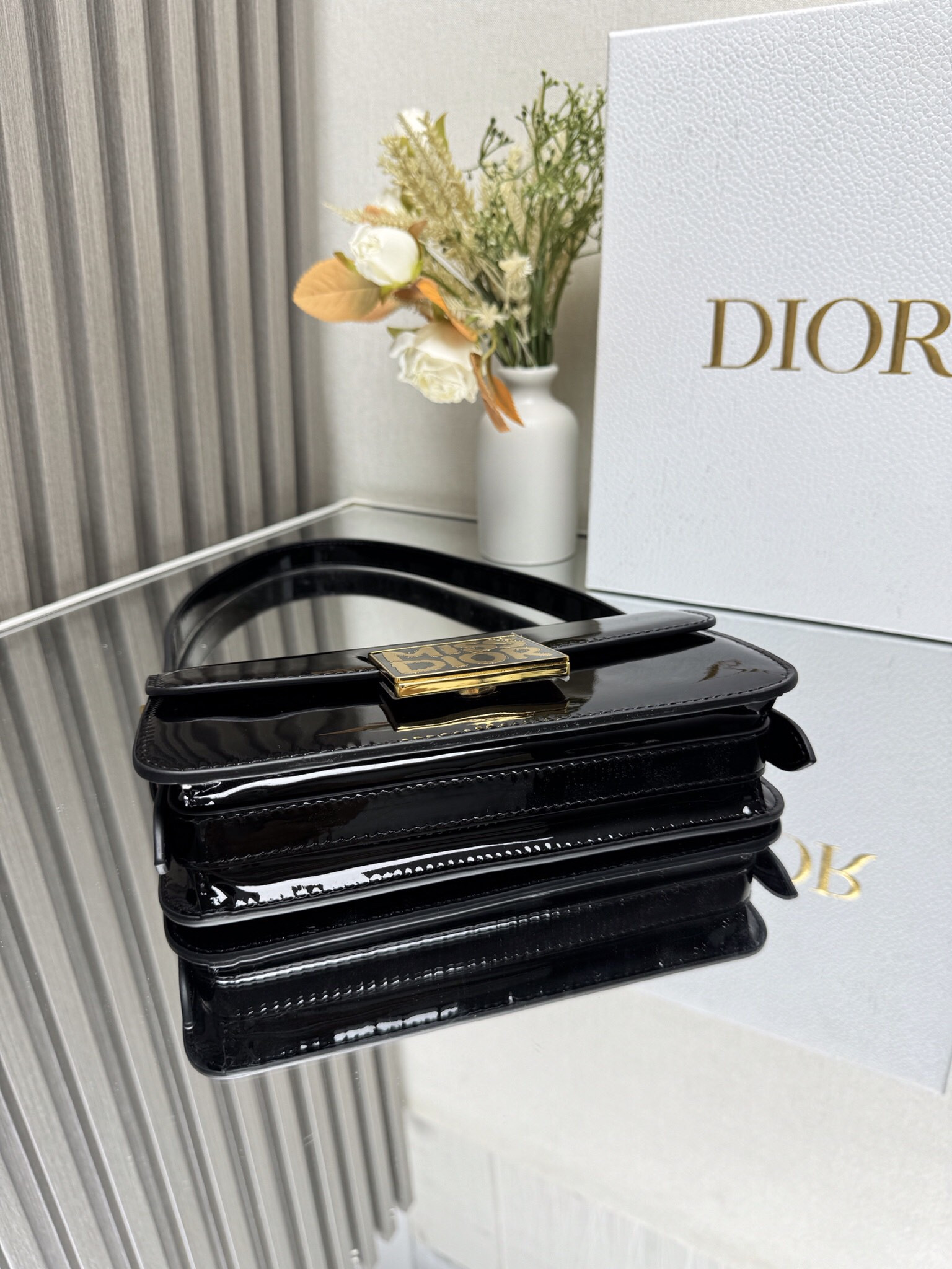 D*or miss D*or flap bag 22 x 11 x 6 cm(patent calfskin)