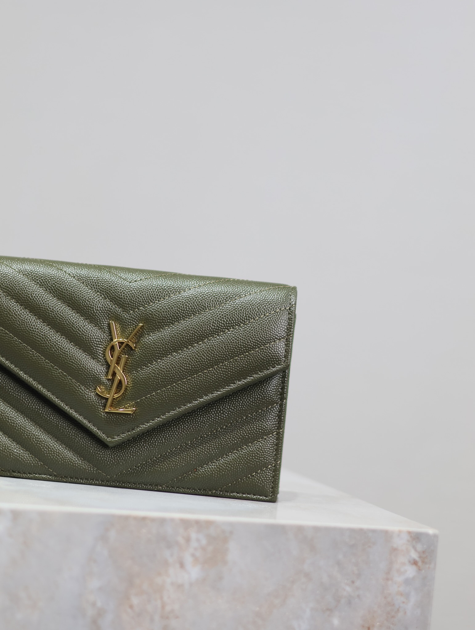 Y*L cassandra woc envelope chain wallet in grained poudre leather 19 x 12.5 x 3.5 cm