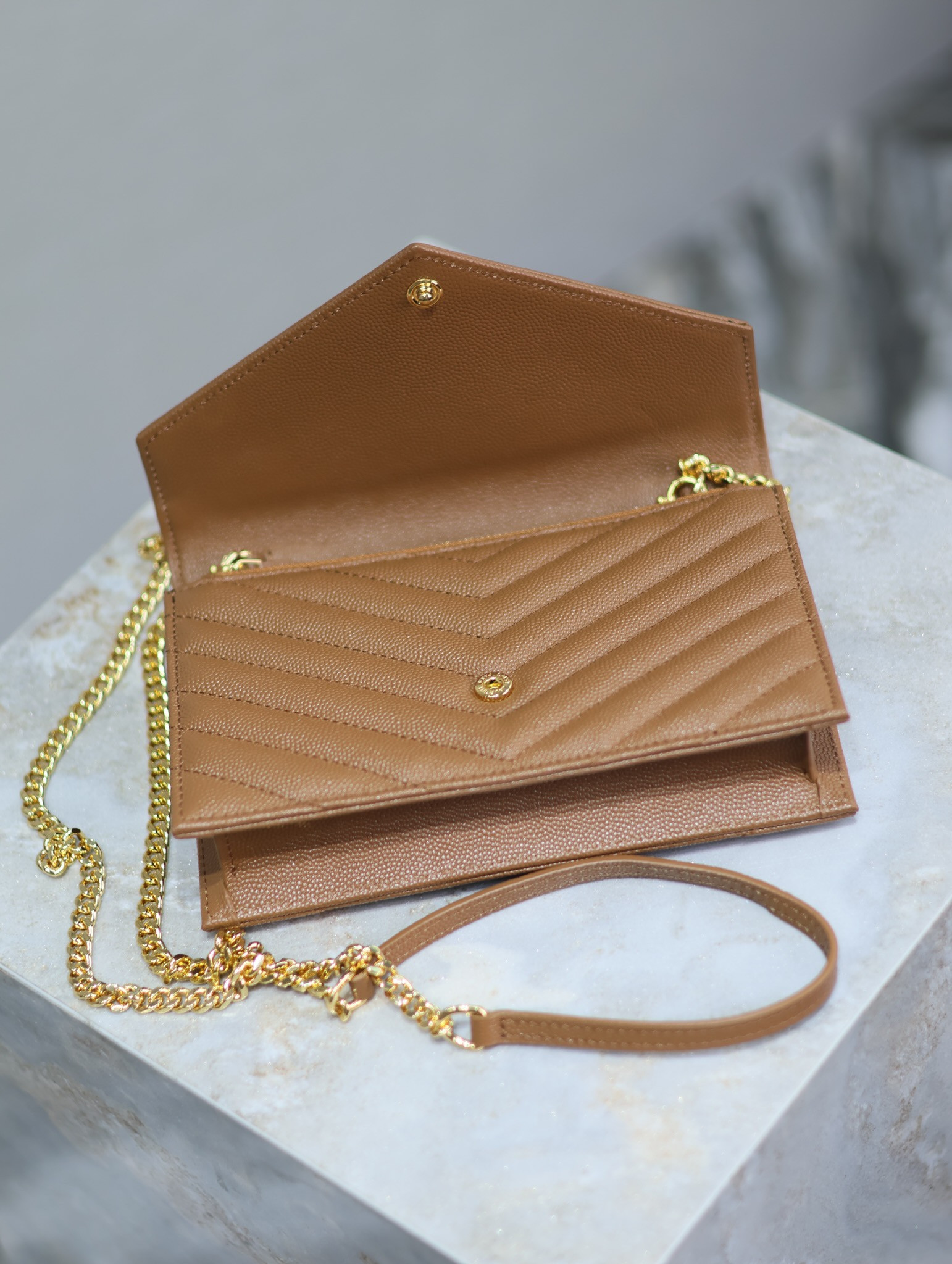 Y*L cassandra woc envelope chain wallet in grained poudre leather 19 x 12.5 x 3.5 cm