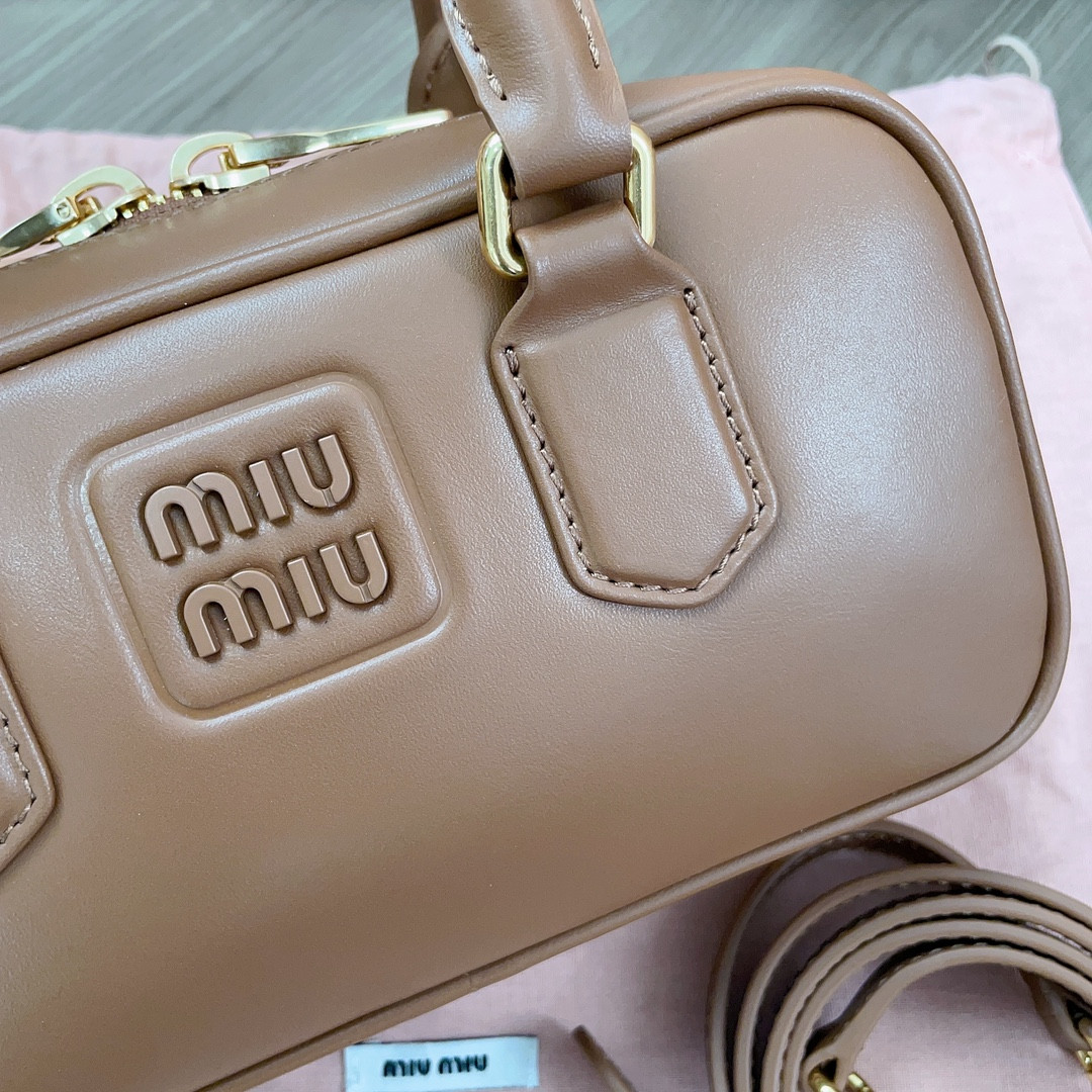 M1v M1v arcadie leather bag 10.5x22x7.5cm