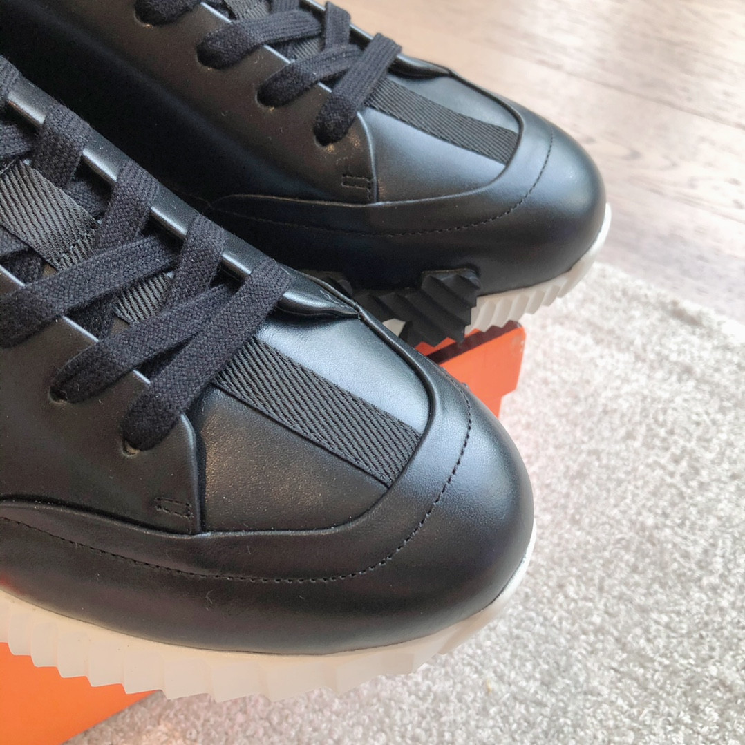 ua H**mes bouncing sneaker