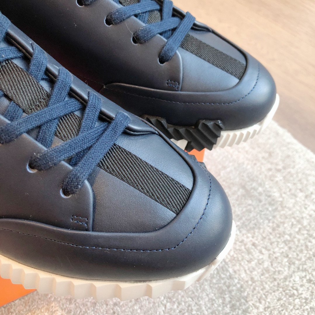 ua H**mes bouncing sneaker