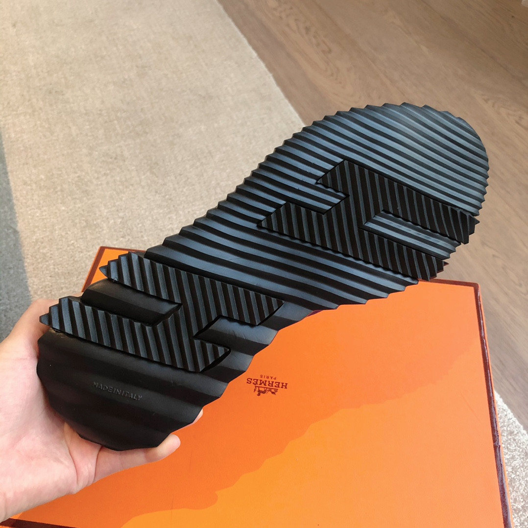 ua H**mes bouncing sneaker