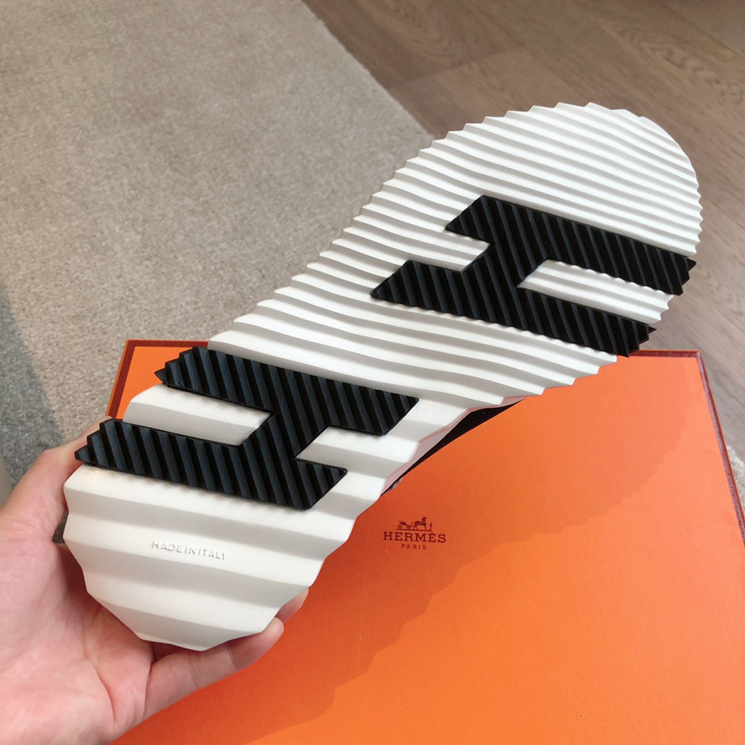 ua H**mes bouncing sneaker