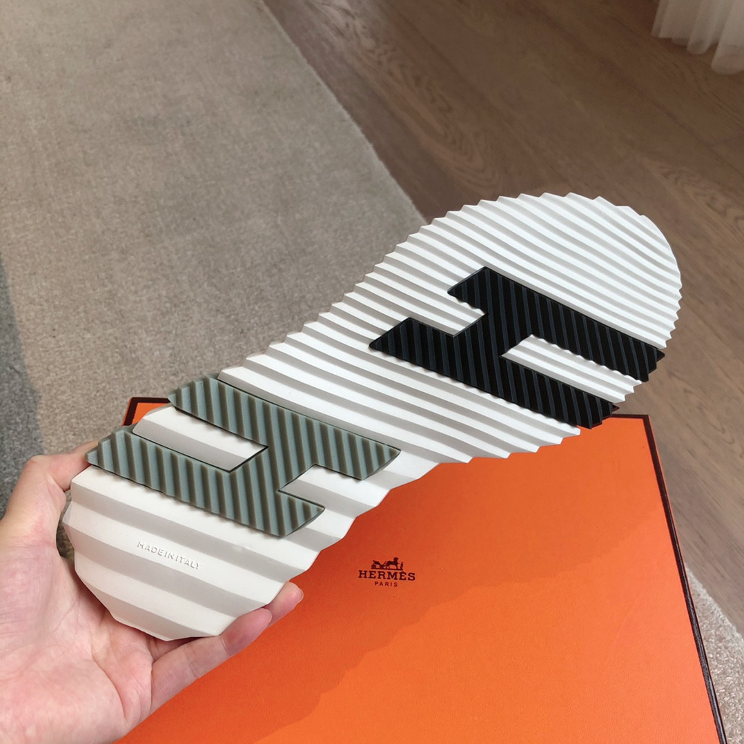 ua H**mes bouncing sneaker