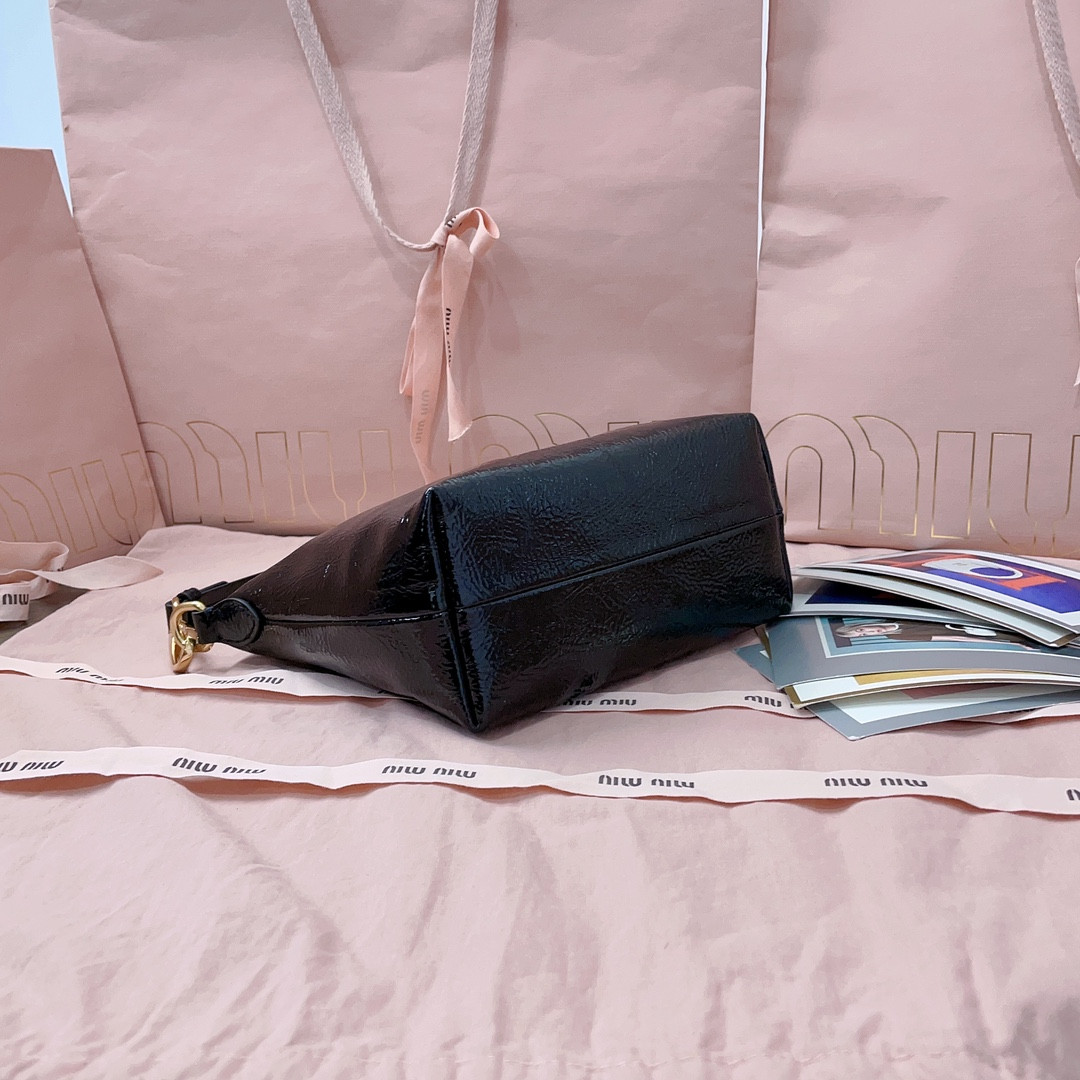M1v M1v naplak patent leather pouch 14x18.5x10cm