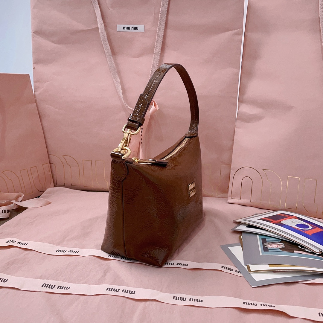 M1v M1v naplak patent leather pouch 14x18.5x10cm