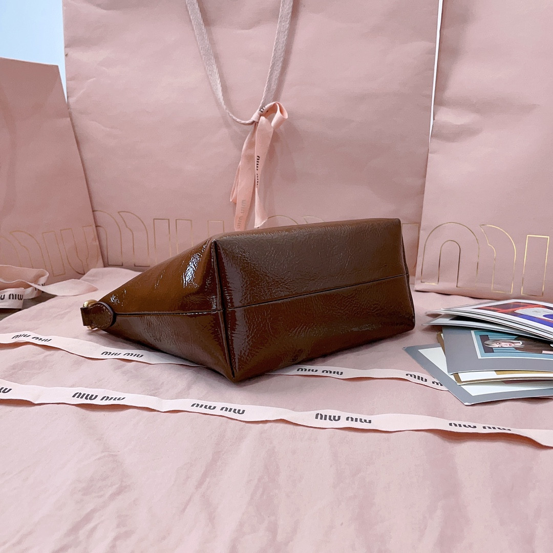 M1v M1v naplak patent leather pouch 14x18.5x10cm