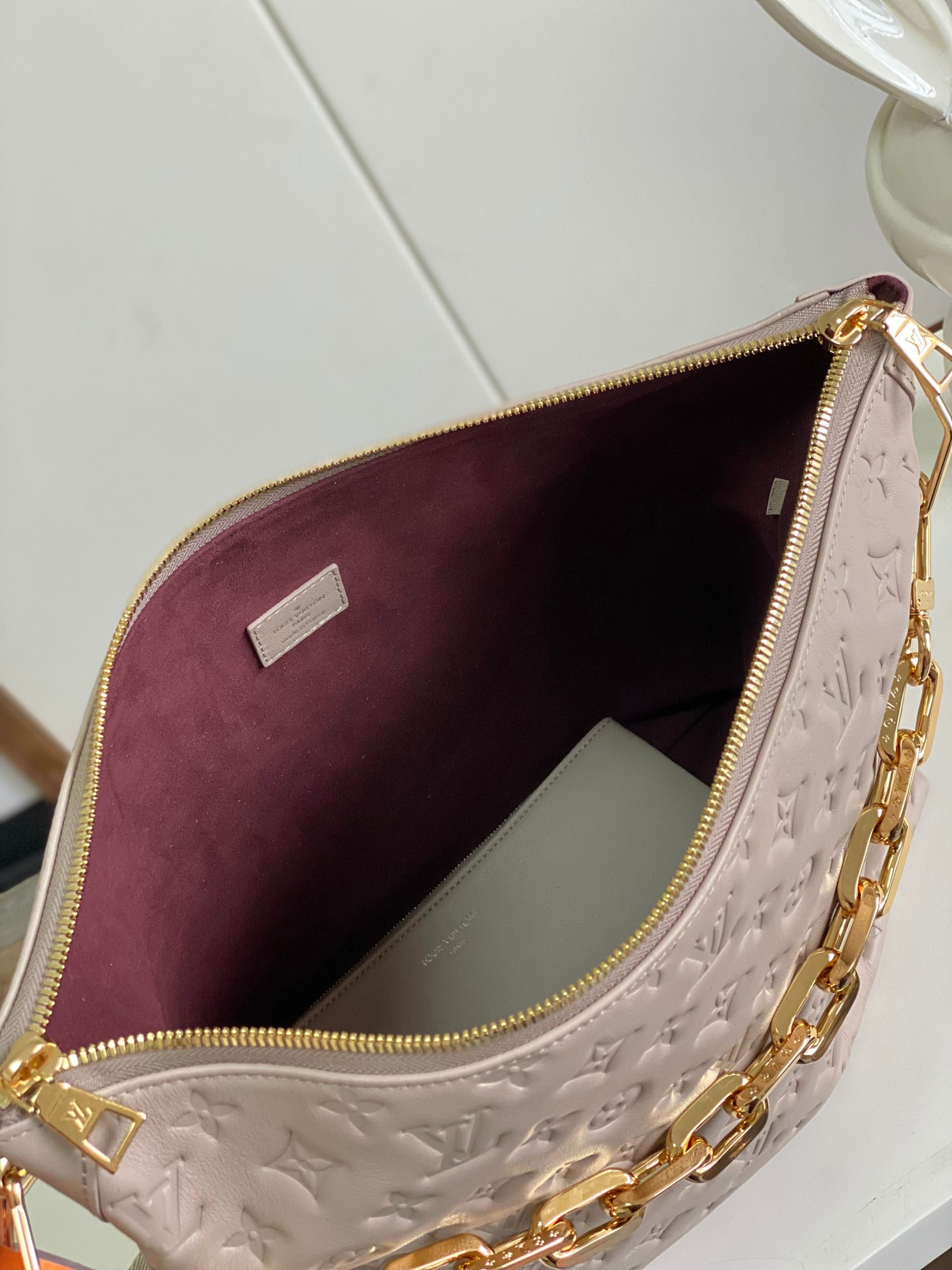 LV Coussin Hobo M12071 38x33x10CM