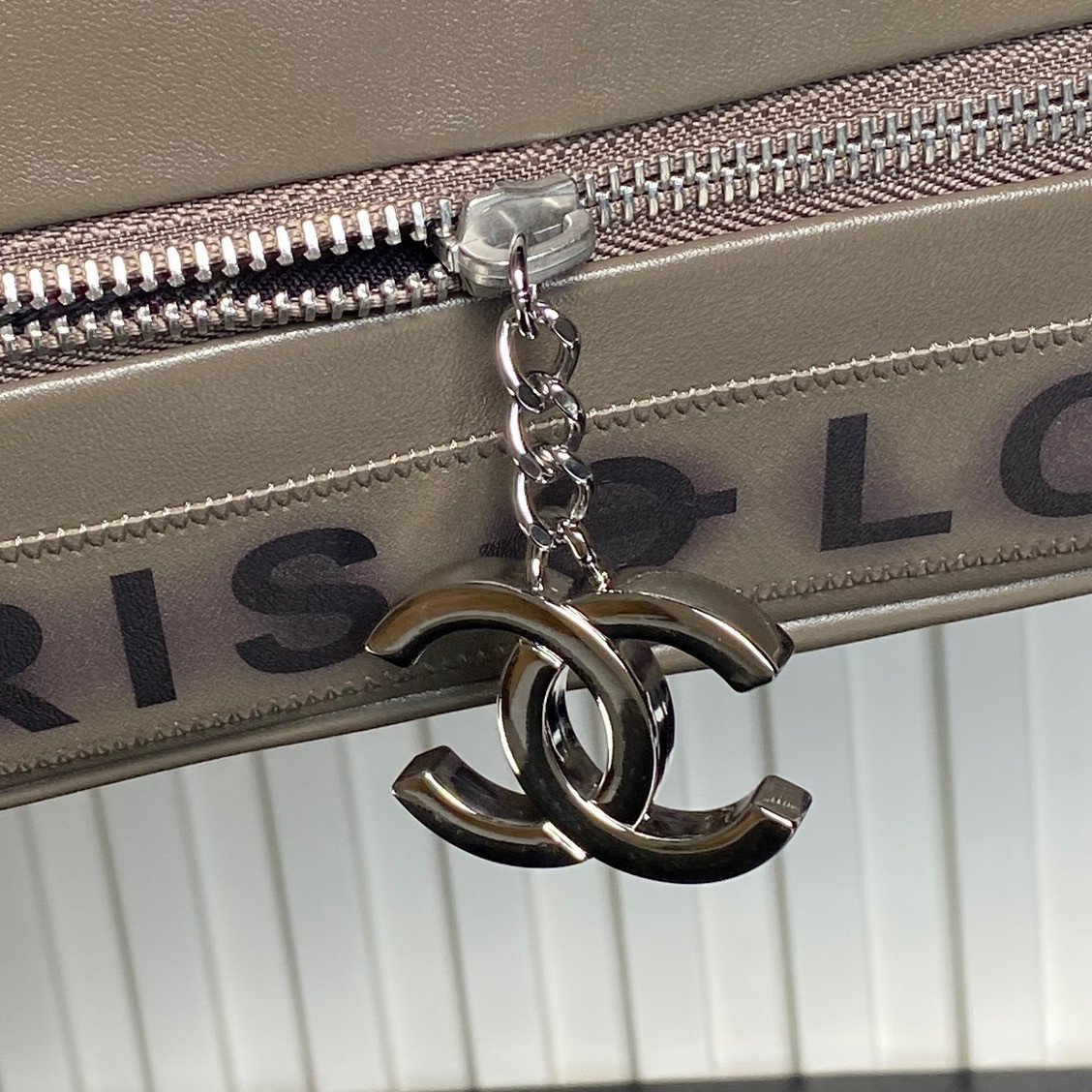 ch*el vintage Gr*ffiti tote airport bag 36x24x12cm