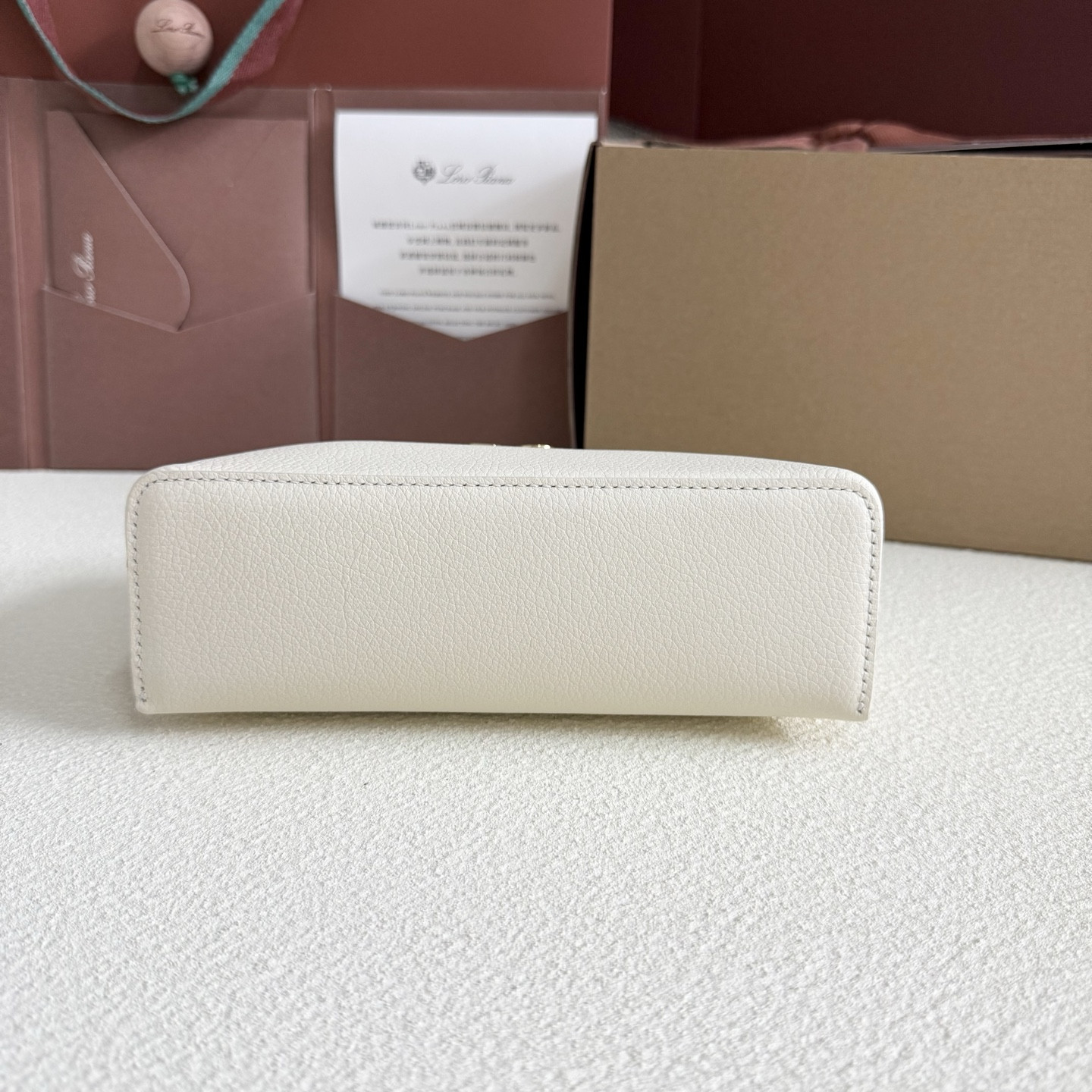 L**o p*ana extra pocket l19 grained calfskin 11 x 19 x 6.5 cm