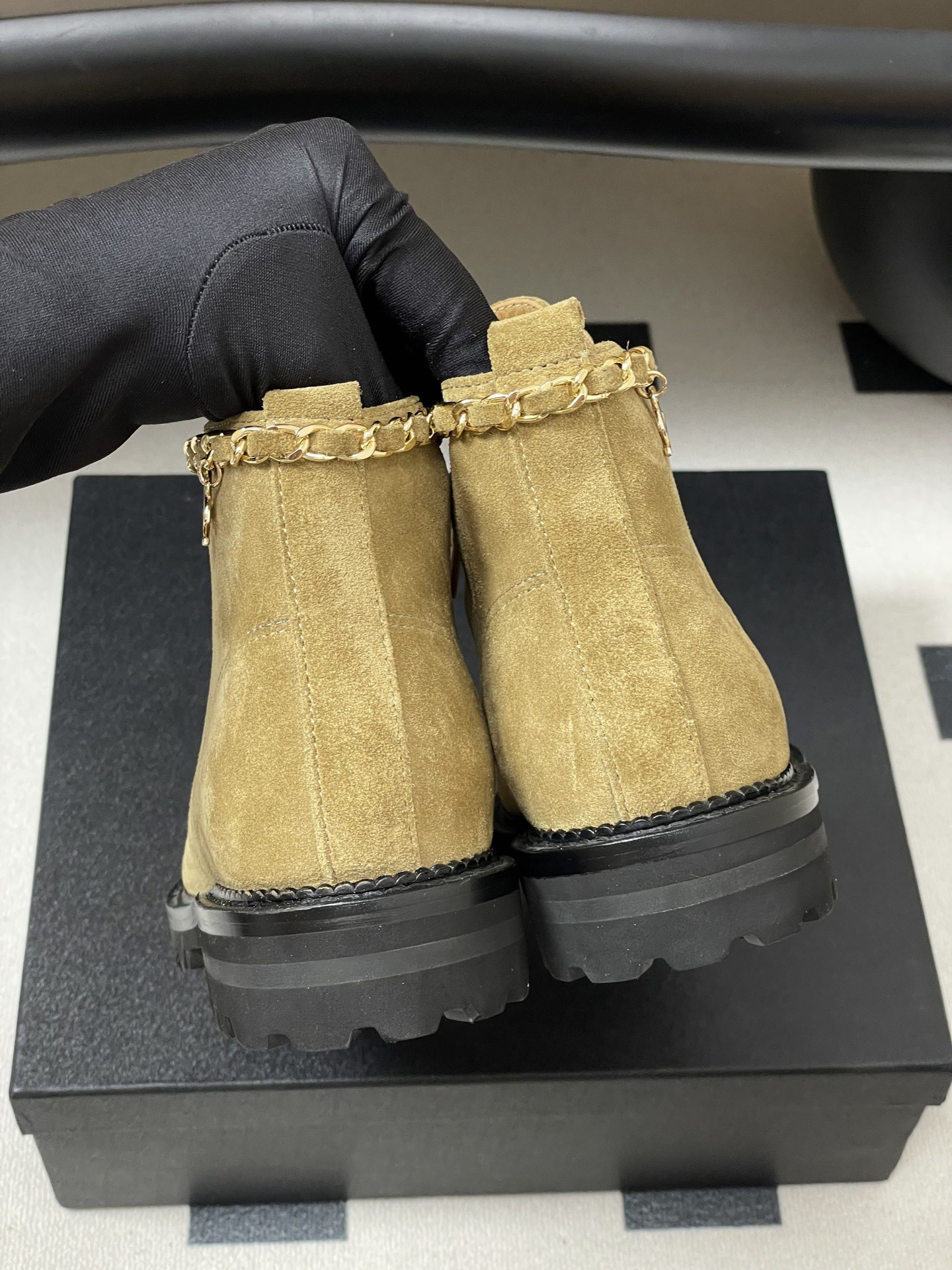 ua Ch*el boots