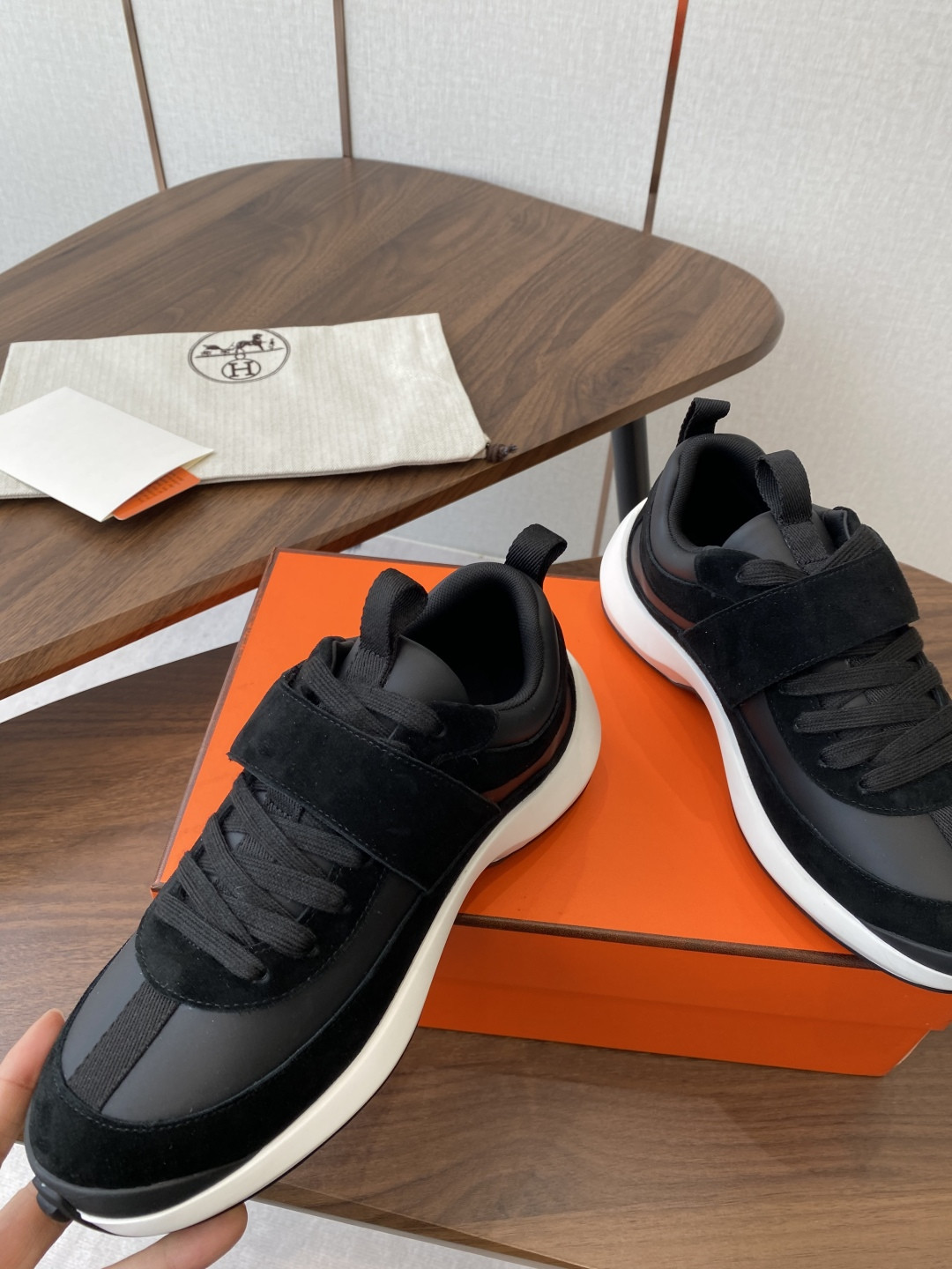 ua H**mes loop sneaker