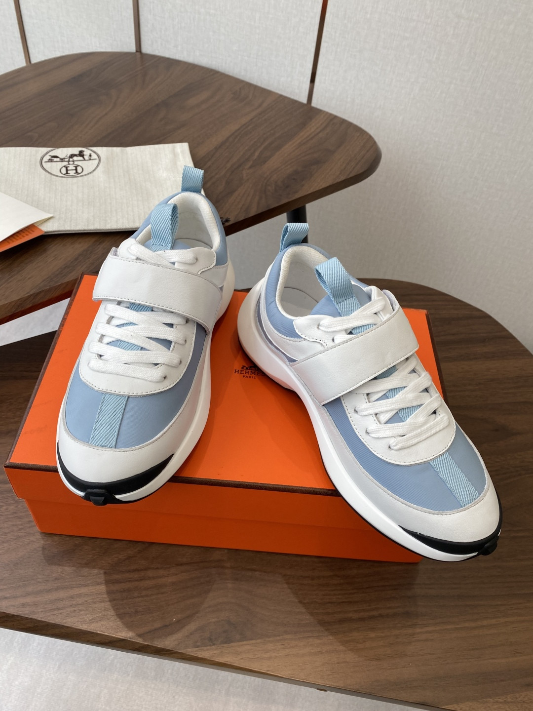 ua H**mes loop sneaker