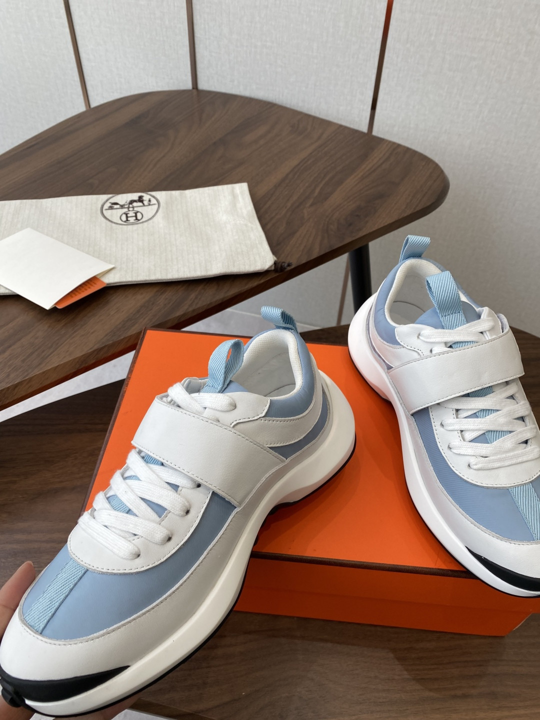 ua H**mes loop sneaker
