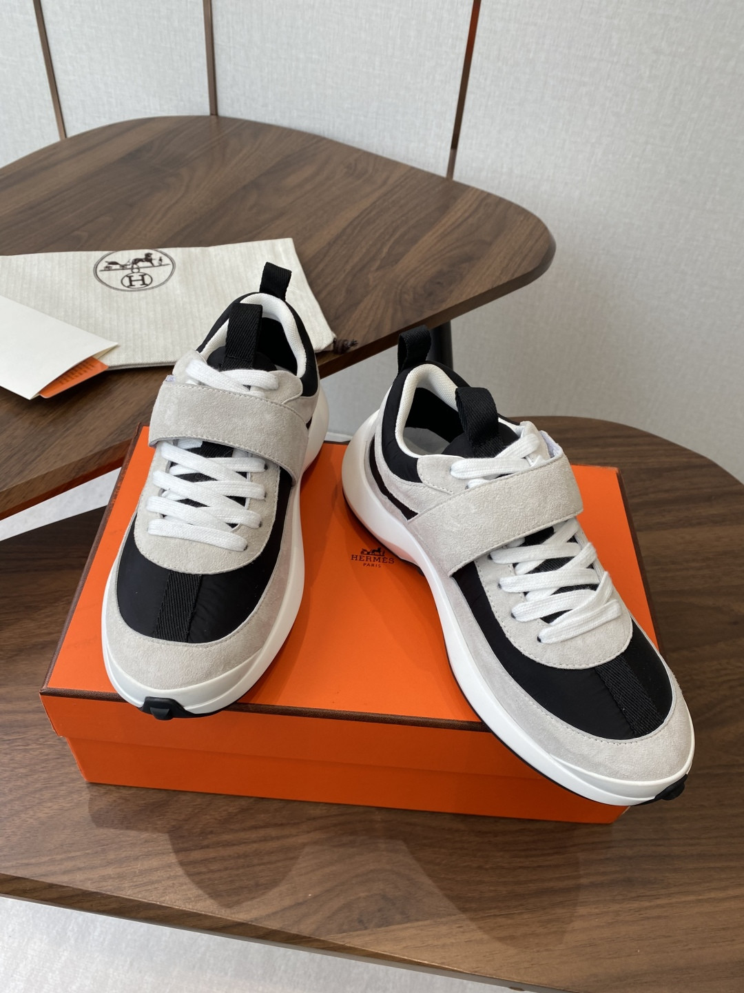 ua H**mes loop sneaker