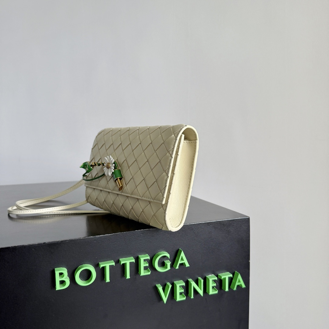 bo*te*ga Ve*ne*ta andiamo daisy pouch 12.6x19x2cm