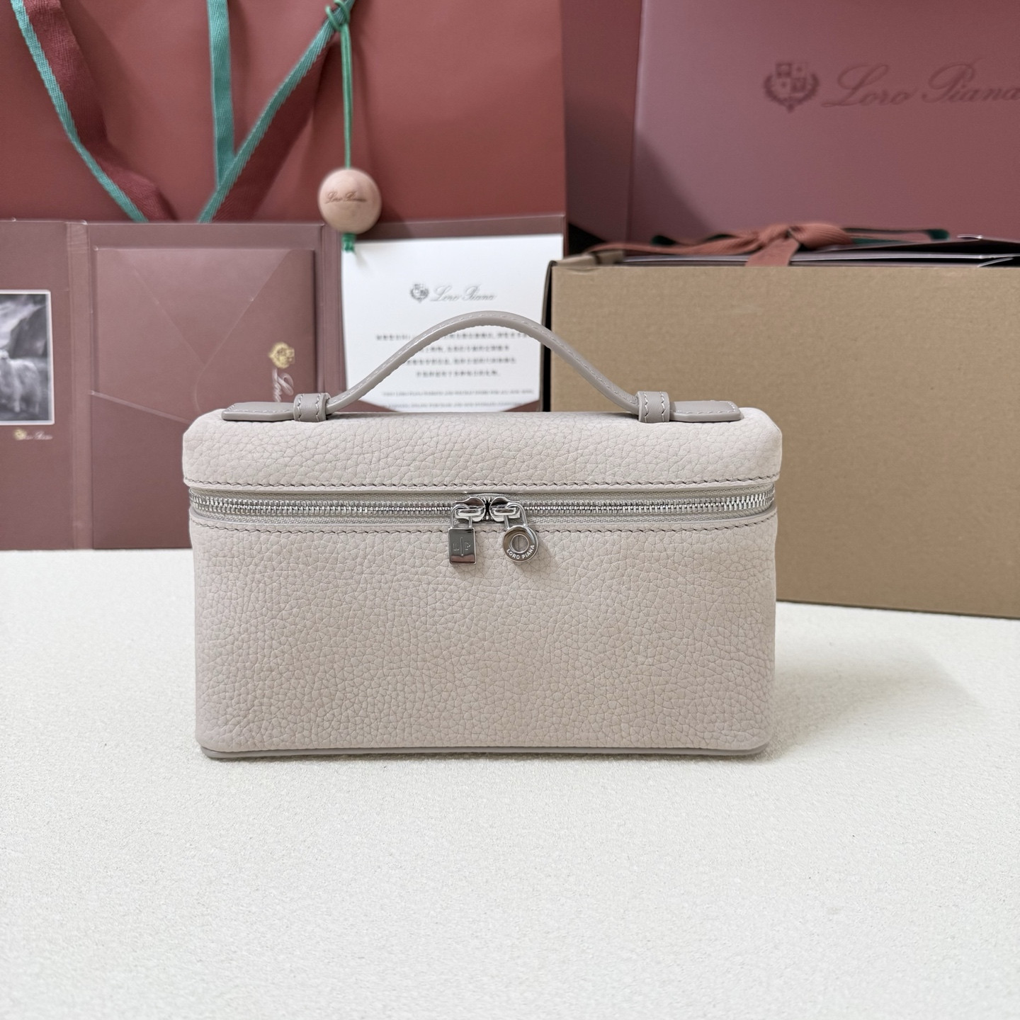 L**o p*ana extra pocket l19 grained calfskin 11 x 19 x 6.5 cm