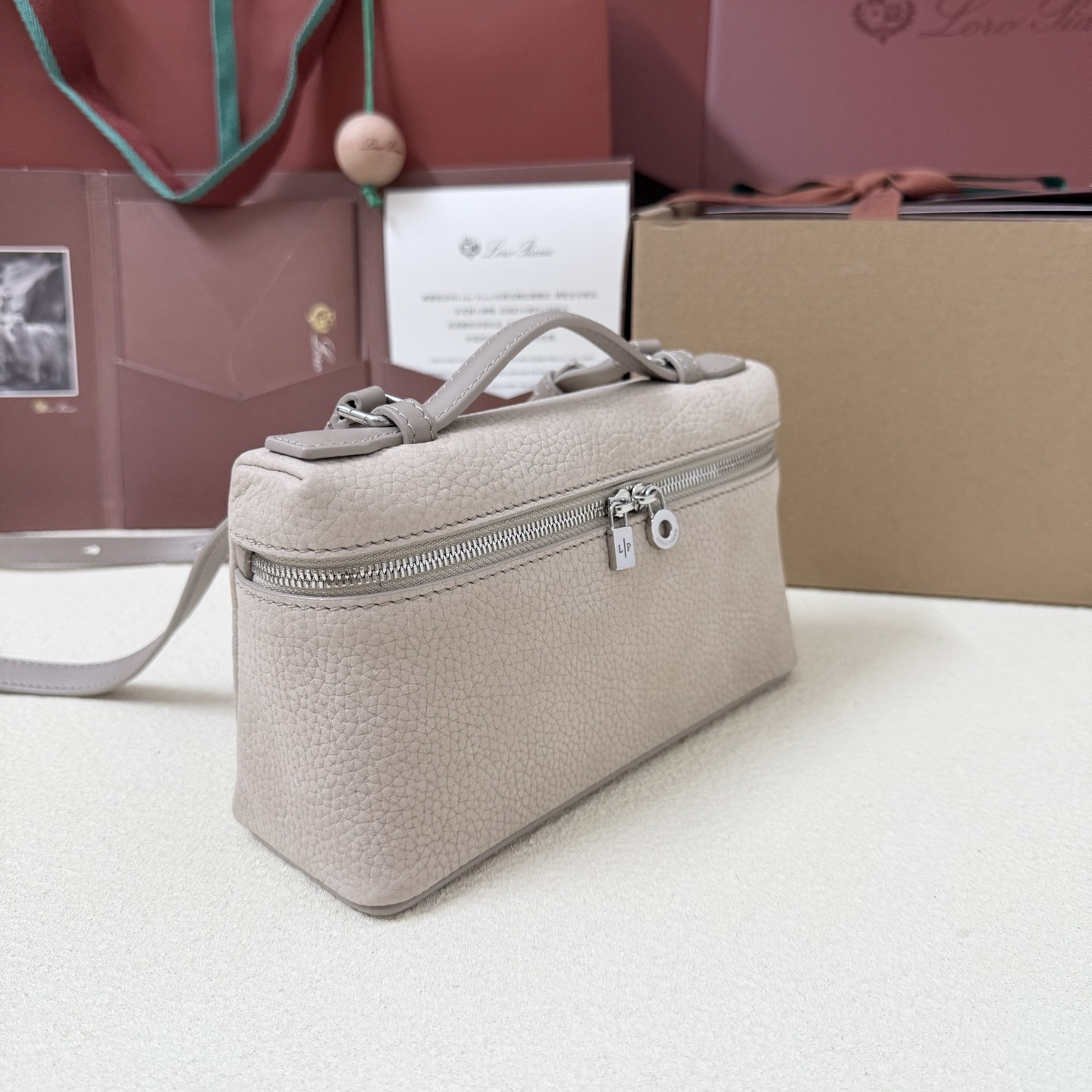L**o p*ana extra pocket l19 grained calfskin 11 x 19 x 6.5 cm