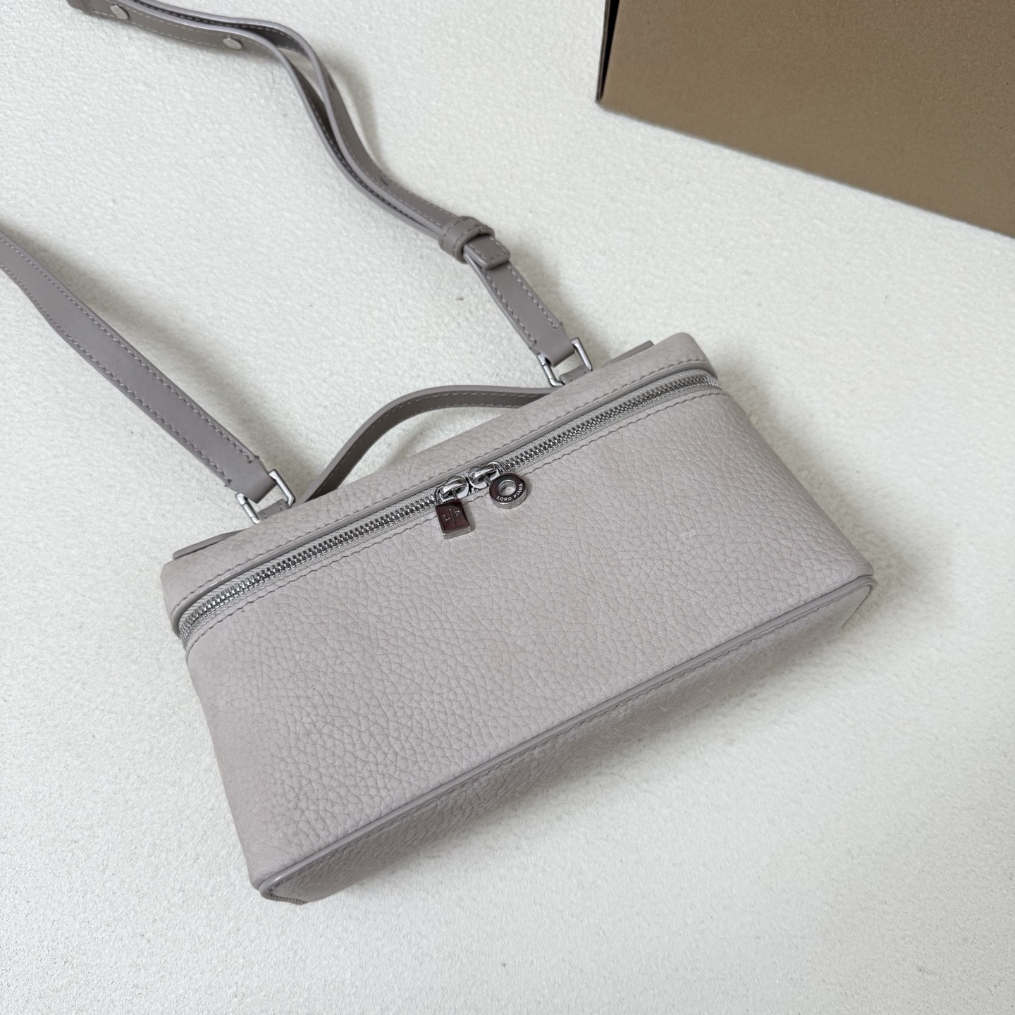 L**o p*ana extra pocket l19 grained calfskin 11 x 19 x 6.5 cm