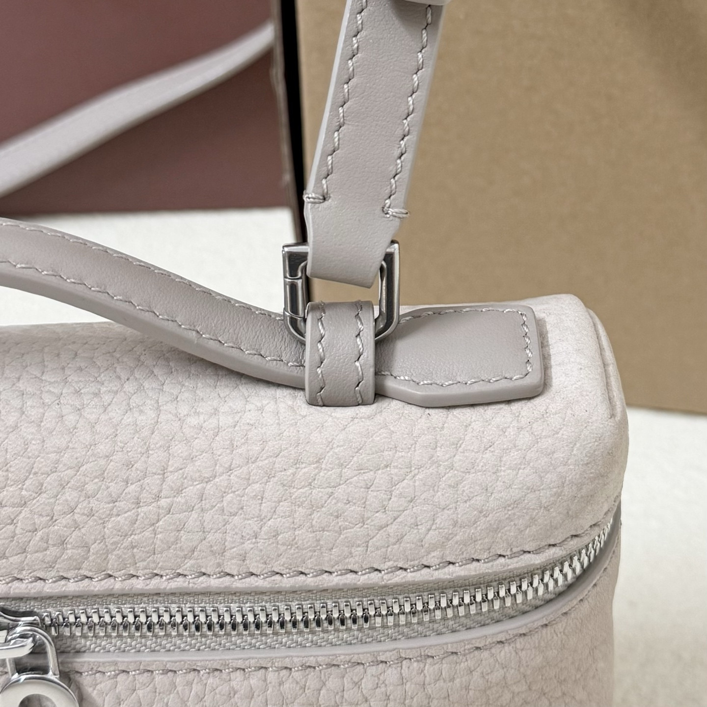 L**o p*ana extra pocket l19 grained calfskin 11 x 19 x 6.5 cm