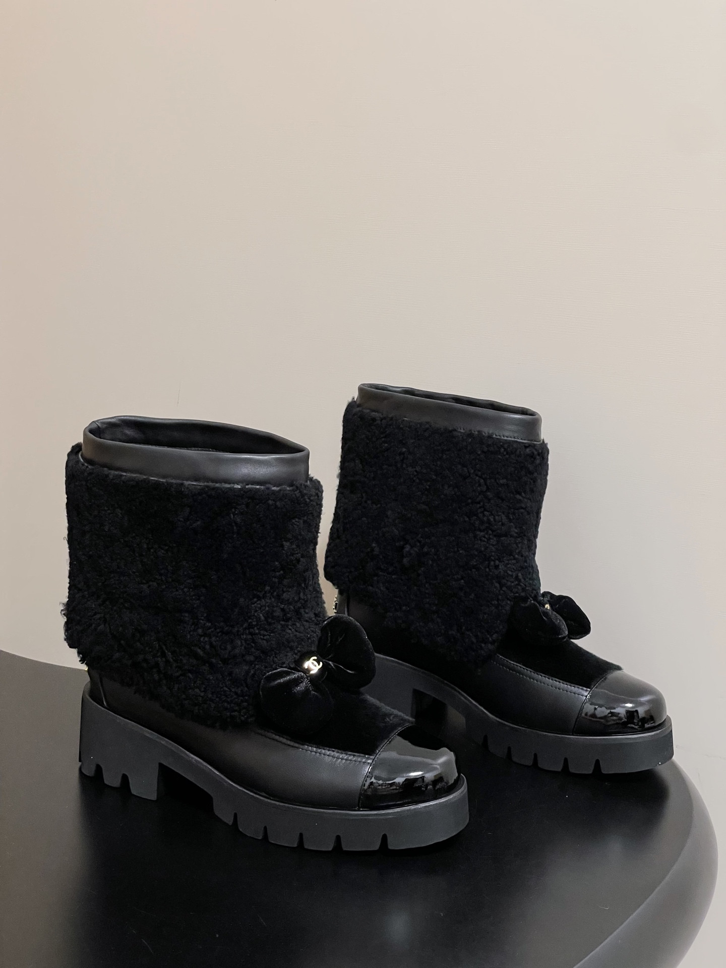 ua Ch*el short boots
