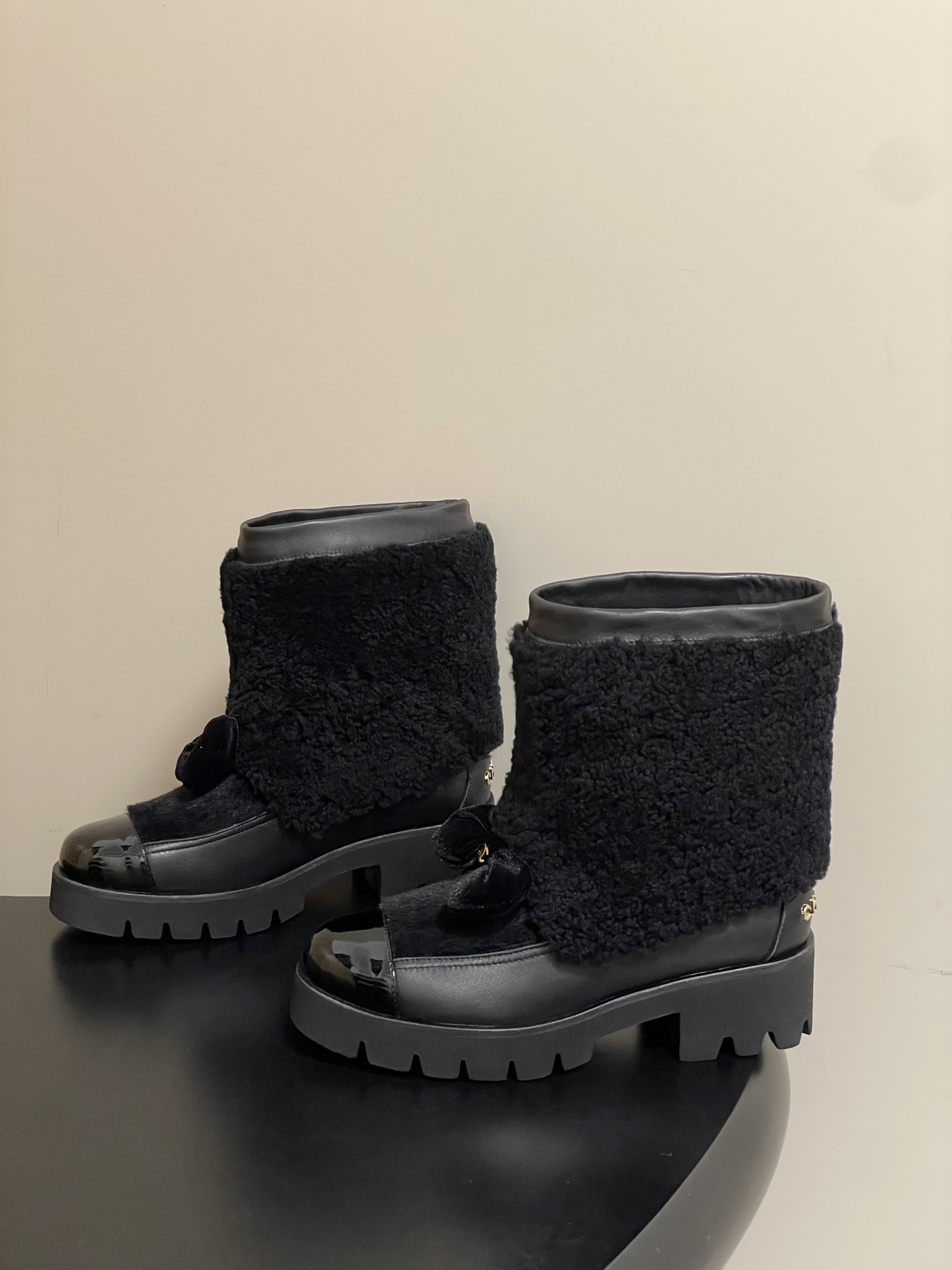 ua Ch*el short boots