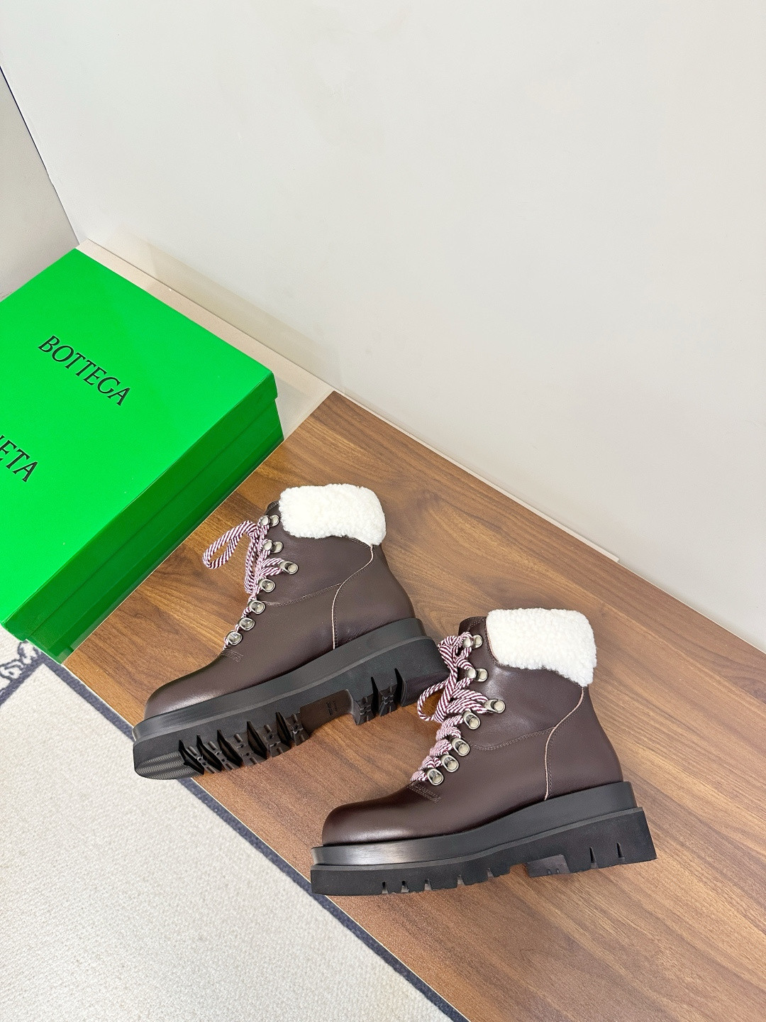 ua bo*te*ga Ve*ne*ta lug hiking ankle boot