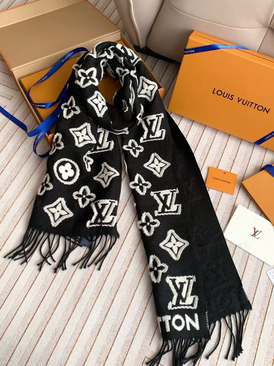 l0*is V*t0n scarf 34x220cm
