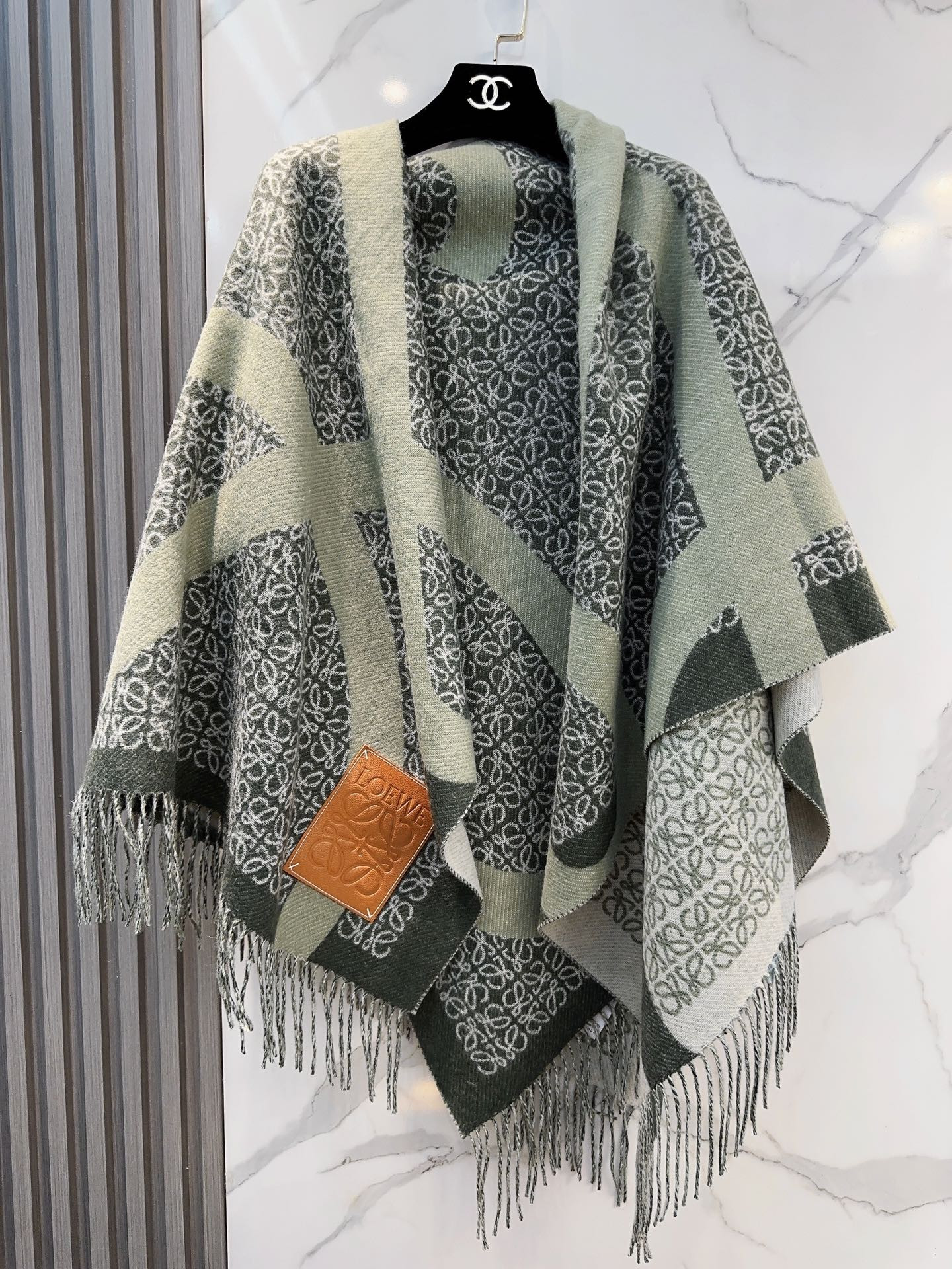 L0ew* scarf 130x140cm